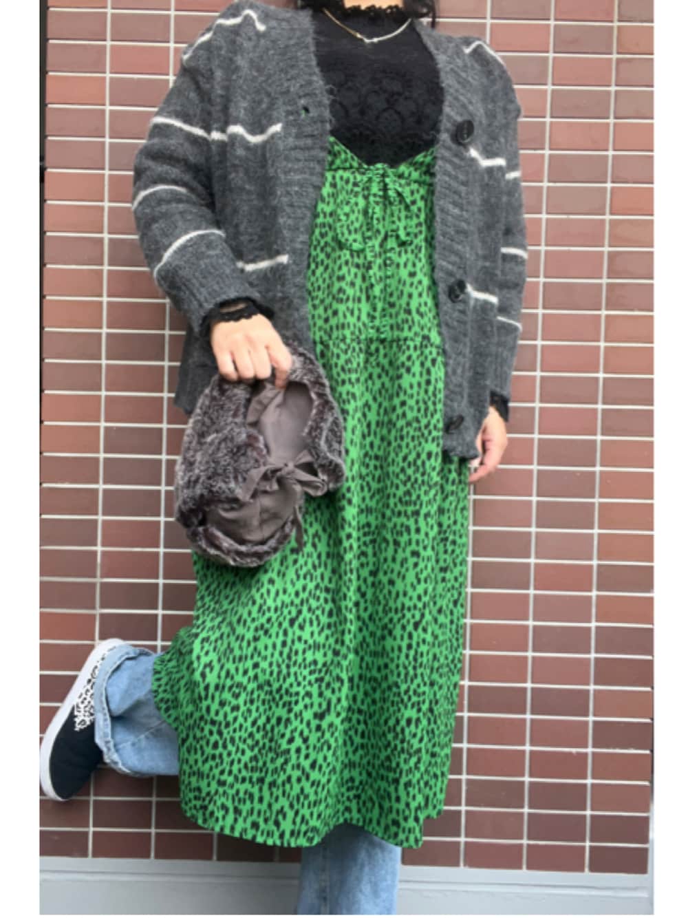 「大人カジュアル、冬コーデ、レイヤードスタイル、ビッグシルエット、ゆるコーデ、フライトキャップ、ファー帽子、チェーンネックレス、カーディガン、ボーダー、柄ワンピース、キャミワンピ、シアートップス、デニム、デニムパンツ」｜「ORIENTのORIENTオンライン（キャップ、グレー系）」を使った、猫山さん（レディース・161cm）の冬コーディネートの1枚目の写真