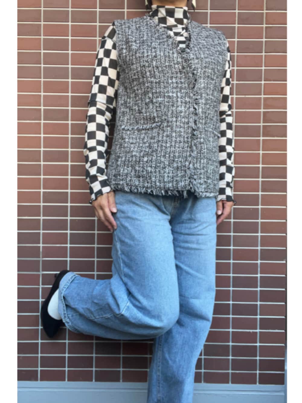 「大人カジュアル、秋コーデ、ファッションを楽しもう、レイヤードスタイル、イヤーカフ、ハンドメイドピアス、ベスト、ツイード、シアートップス、チェッカーフラッグ、デニム、デニムパンツ、ワイドデニム、パンプス、しまむら」｜「猫山印 ハンドメイドのアイテム（ピアス（両耳用）、ホワイト系）」を使った、猫山さん（レディース・161cm）の秋コーディネートの1枚目の写真