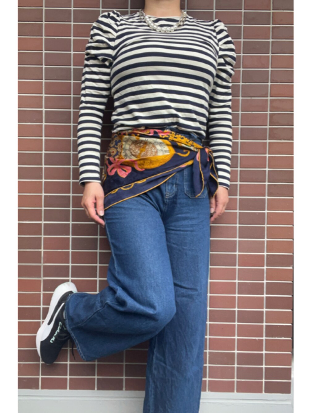 「大人カジュアル、春コーデ、最近のいい感じコーデ、レイヤードスタイル、フレンチカジュアル、刺繍ピアス、紺ブレ、テーラードジャケット、ボーダー、パフスリーブ、スカーフ、ハイウエストデニム、濃い色デニム、ワイトデニム、スニーカー」｜「ELPLODCTSのアイテム（ピアス（両耳用）、ブルー系）」を使った、猫山さん（レディース・161cm）の春コーディネートの1枚目の写真