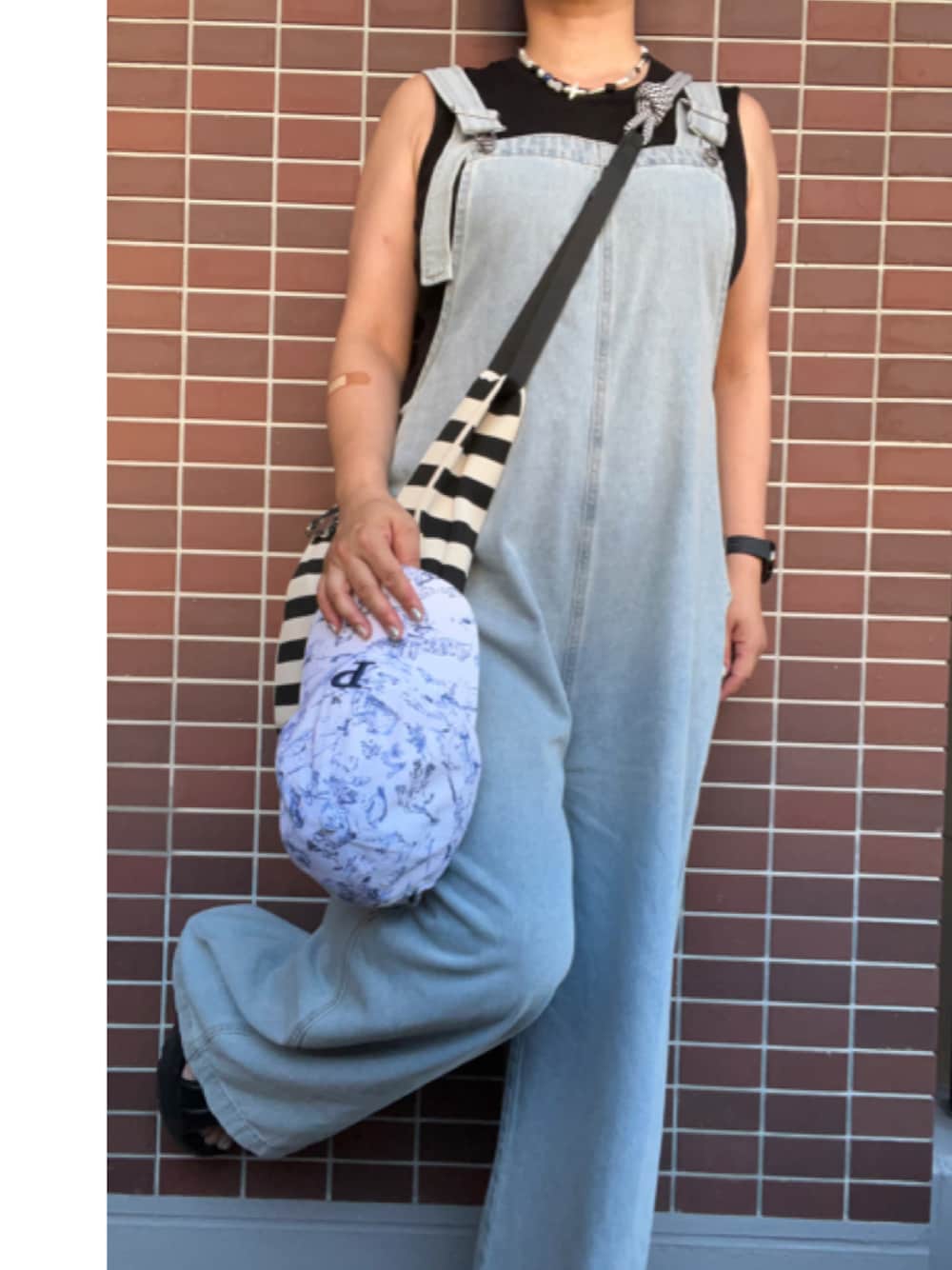 「大人カジュアル、夏コーデ、シンプルコーデ、プチプラ、しまむら、キャップ、刺繍ピアス、ビーズネックレス、オーバーオール、サロペット、シアートップス、ノースリーブ、ニットバッグ、厚底サンダル、GU」｜「しまむらのアイテム（Tシャツ/カットソー、ブラック系）」を使った、猫山さん（レディース・161cm）の夏コーディネートの1枚目の写真