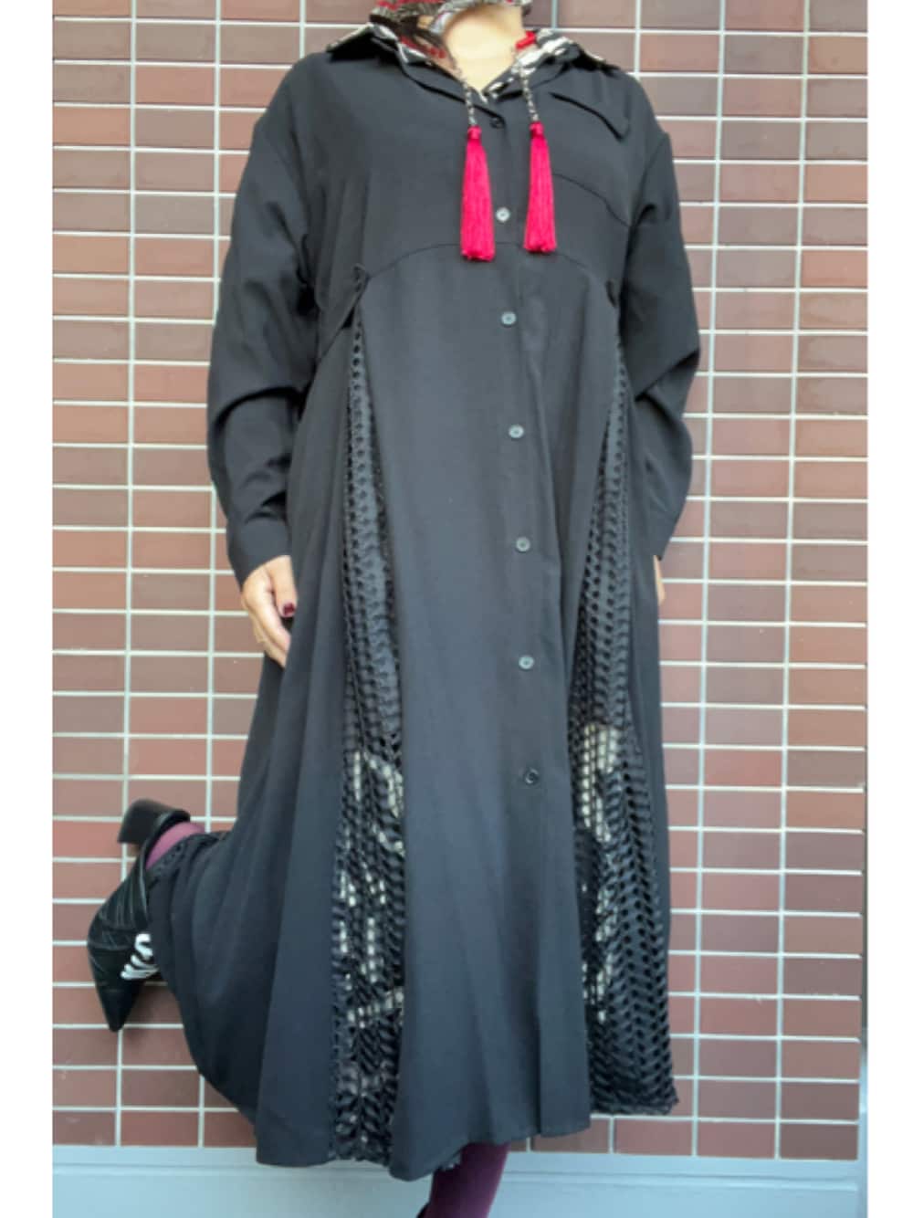 ブラック系のパンプス、ブラック系のシャツワンピース、ブラック系のシャツワンピースを着用したレディースの冬コーディネートの1枚目の写真