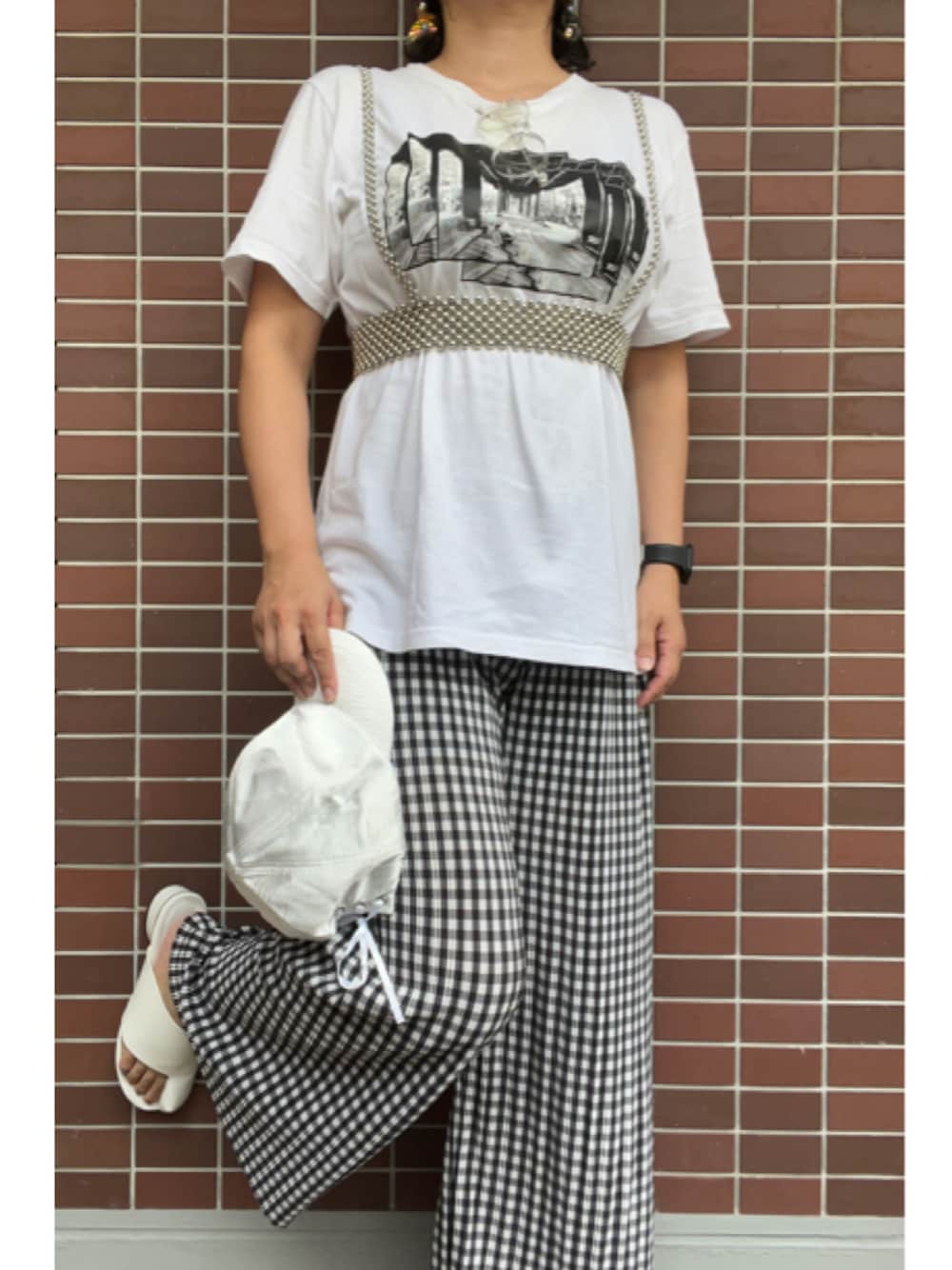 「メガネ女子、韓国ファッション、キャップ、おおぶりピアス、眼鏡、ビーズ、ハーネス、ハーネスベルト、プリントT、白Tシャツ、GU、ギンガムチェック、プリーツパンツ、足袋サンダル、モノトーン」｜「COQULEのアイテム（キャップ、ホワイト系）」を使った、猫山さん（レディース・161cm）の秋コーディネートの1枚目の写真