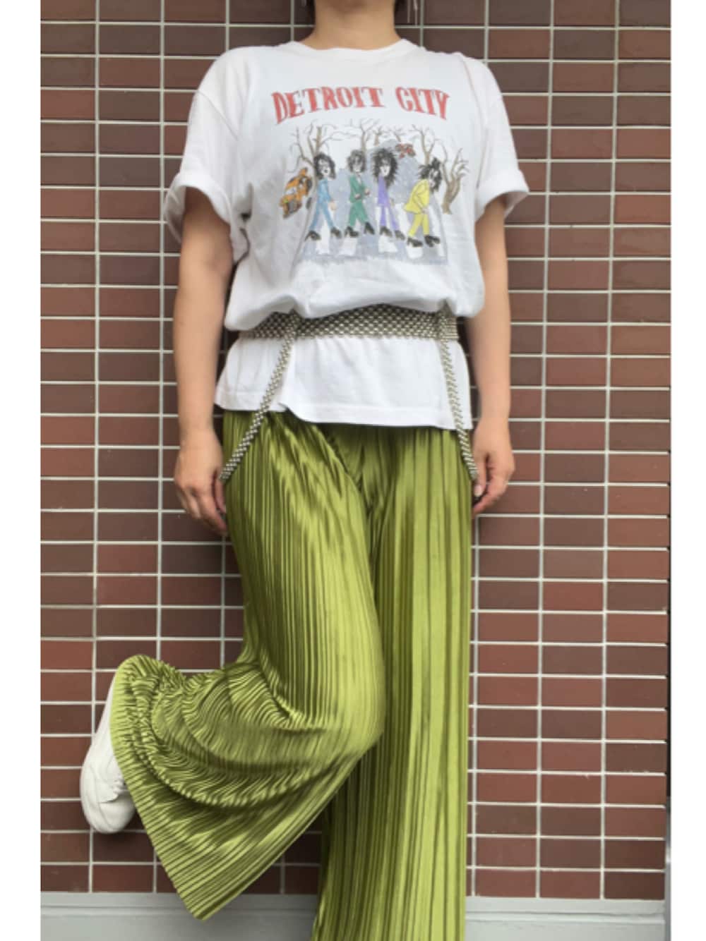 「大人カジュアル、夏コーデ、フェススタイル、シルバーアクセサリー、ロゴT、ロックT、プリントT、ハーネス、プリーツパンツ、サテンパンツ、白スニーカー、スニーカー」｜「yuu.のアイテム（ピアス（両耳用）、シルバー系）」を使った、猫山さん（レディース・161cm）の夏コーディネートの1枚目の写真