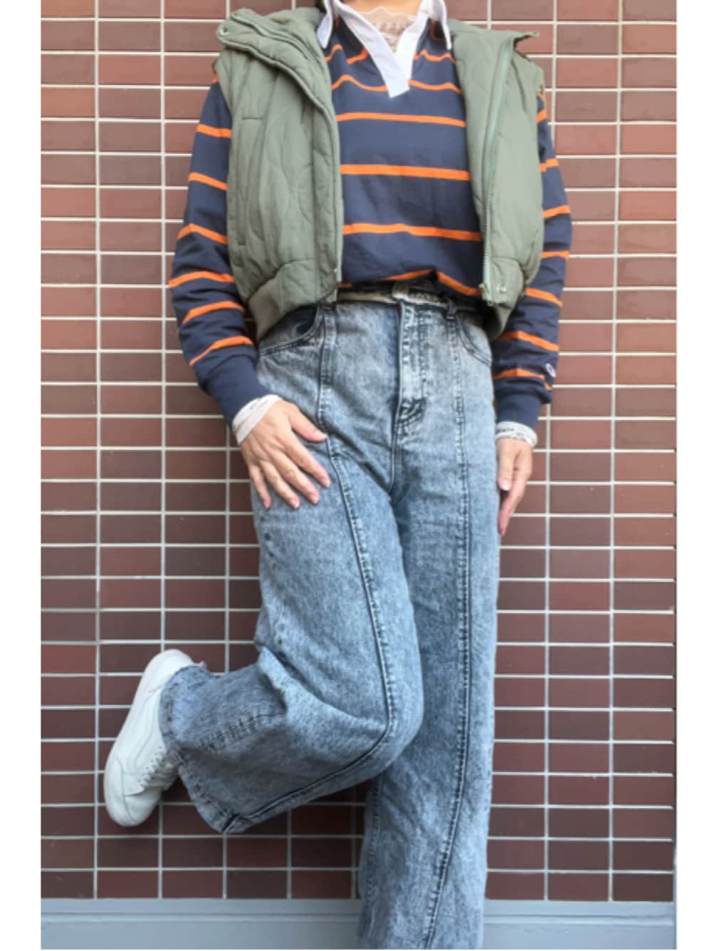 「大人カジュアル、春コーデ、最近のいい感じコーデ、メンズライク、スポーツミックス、ダウンベスト、ボーダー、ラガーシャツ、Champion、ワイドデニム、デニムパンツ、ケミカルウォッシュ、白スニーカー、スニーカー」｜「COQULEのCOQULEオンライン。（ダウンベスト、グリーン系）」を使った、猫山さん（レディース・161cm）の春コーディネートの1枚目の写真