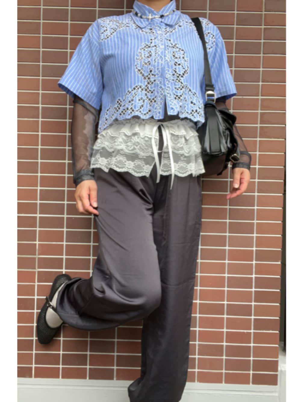 「大人カジュアル、春コーデ、レイヤードスタイル、おおぶりピアス、ビーズネックレス、ストライプシャツ、スカラップ、ショート丈トップス、つけ襟、レース、サテンパンツ、GU、ジョガーパンツ、メリージェーンシューズ、メッシュ」｜「yuu.のアイテム（ピアス（両耳用）、ブルー系）」を使った、猫山さん（レディース・161cm）の春コーディネートの1枚目の写真