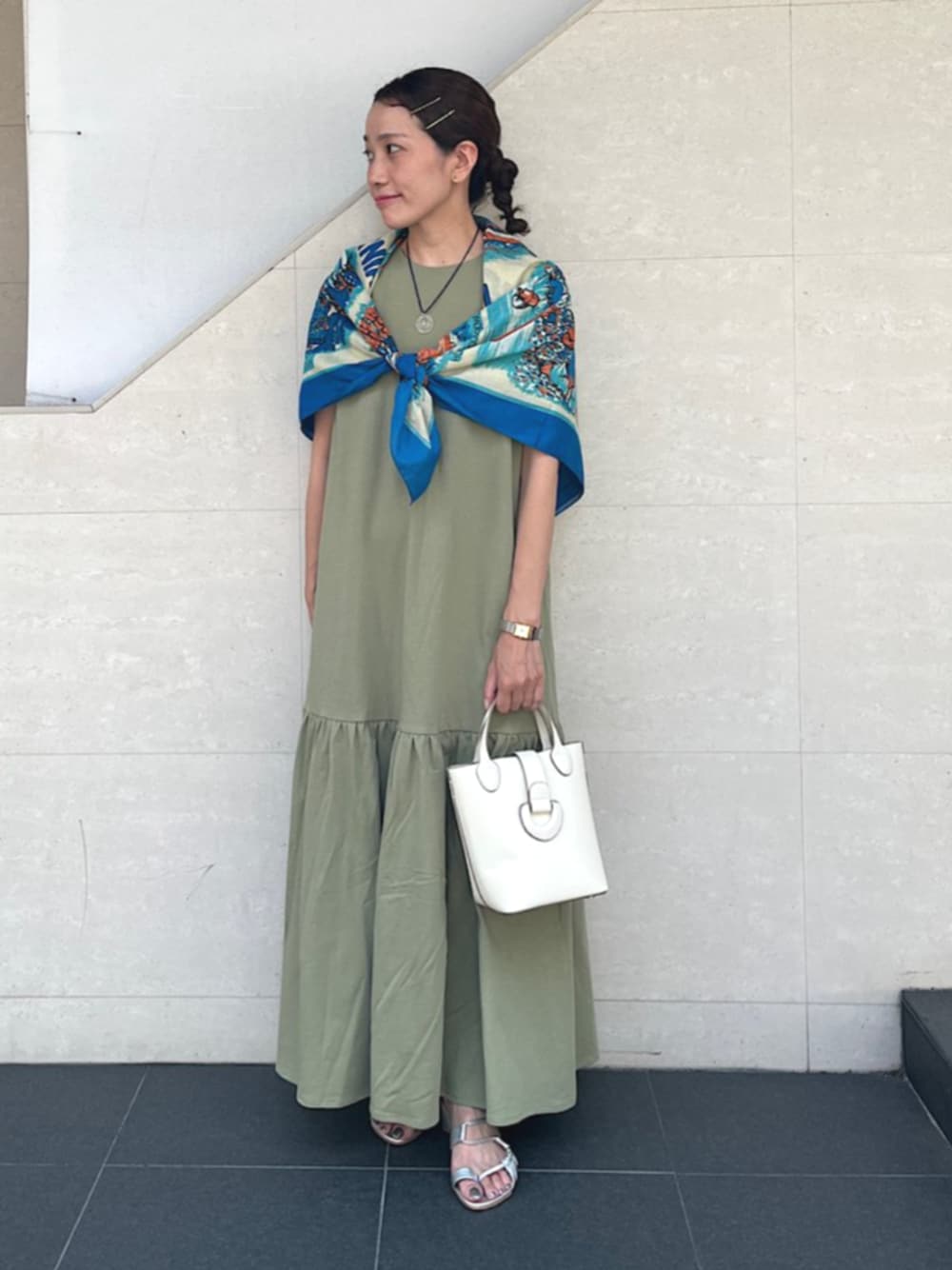 「シップス、シップス フォー ウィメン(SHIPS for women)、SHIPS、SHIPS for women、ワンピース、ティアードワンピース、スカーフ、キューブ型バック」｜「SHIPSの〈手洗い可能〉ワンコットン ティアード カットソー ワンピース（ワンピース、グリーン系）」を使った、本橋さん（レディース・154cm）の秋コーディネートの1枚目の写真
