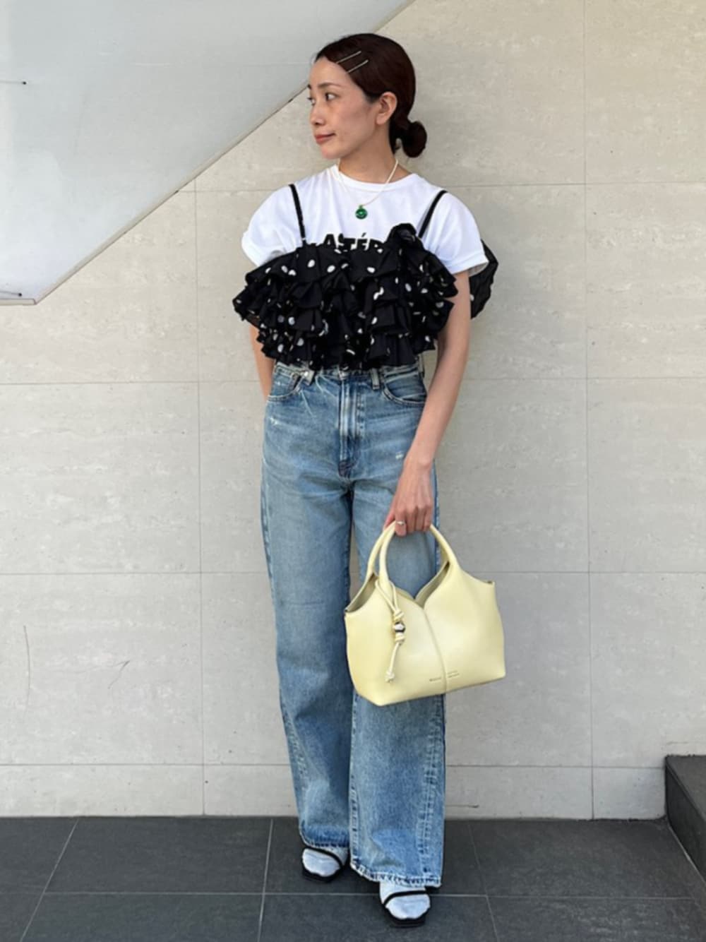 「SHIPS、SHIPS for women、シップス、シップス フォー ウィメン(SHIPS for women)、ロゴT、デニムパンツ、サンダル、夏コーデ」｜「SHIPSのcarnaris:バー ストラップ サンダル（サンダル、ブラック系）」を使った、本橋さん（レディース・154cm）の春コーディネートの1枚目の写真