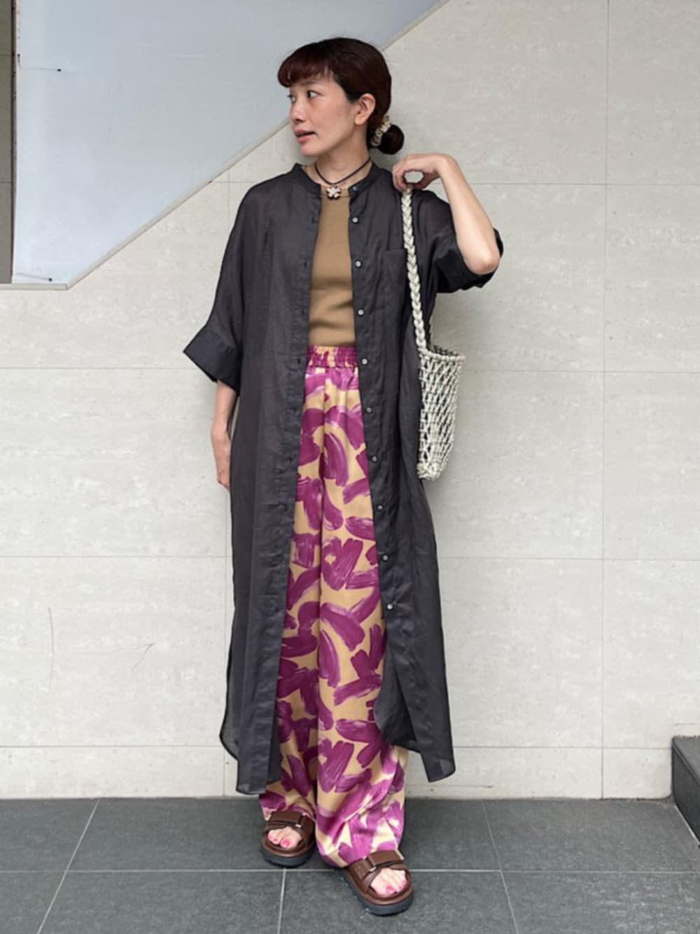 「SHIPS、SHIPS for women、シップス、シップス フォー ウィメン(SHIPS for women)、スタンドカラー、スタンドカラーワンピース、ワンピース、サテンパンツ、プリントパンツ、編みバッグ、サンダル、大人カジュアル」｜「SHIPSの2WAY リボン サンダル（サンダル、ブラウン系）」を使った、本橋さん（レディース・154cm）の春コーディネートの1枚目の写真
