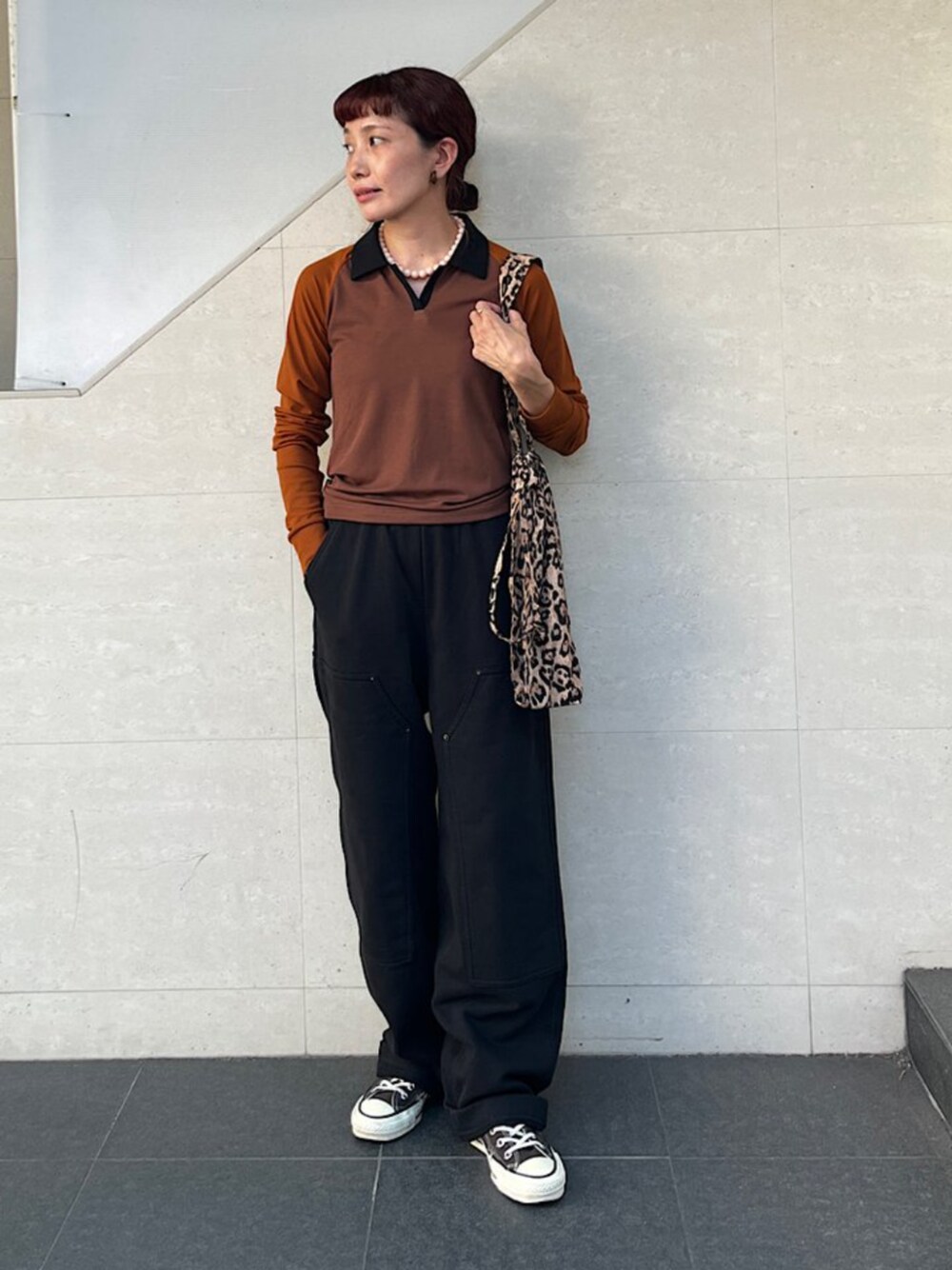 ブラウン系のトートバッグ、ブラック系のその他パンツを着用したレディースの秋コーディネートの1枚目の写真