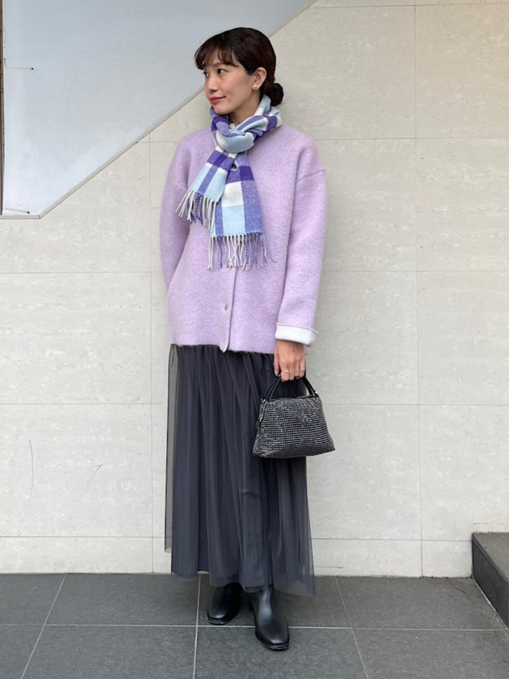 「SHIPS、SHIPS for women、シップス、シップス フォー ウィメン(SHIPS for women)、冬コーデ、冬アウター、ニットコート、カシミヤマフラー、カシミヤ、リバーシブルスカート」｜「SHIPSのビジュー ポシェット（ショルダーバッグ、ブラック系）」を使った、本橋さん（レディース・154cm）の冬コーディネートの1枚目の写真