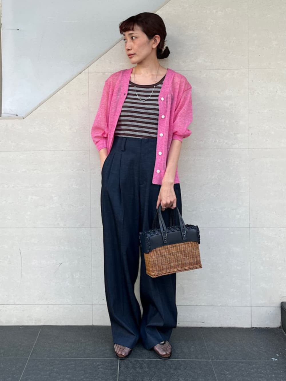 「SHIPS、SHIPS for women、シップス、シップス フォー ウィメン(SHIPS for women)、シアー、シアーカーディガン、カーディガン、タンクトップ、ワイドパンツ、かごバッグ、メリージェーン」｜「Indian JewelryのINDIAN JEWELRY:ニュー フェティッシュ ネックレス（ネックレス、シルバー系）」を使った、本橋さん（レディース・154cm）の春コーディネートの1枚目の写真