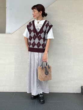 「アイテム（ベスト、レッド系）」を使った、本橋さん（レディース・154cm）の秋コーディネート