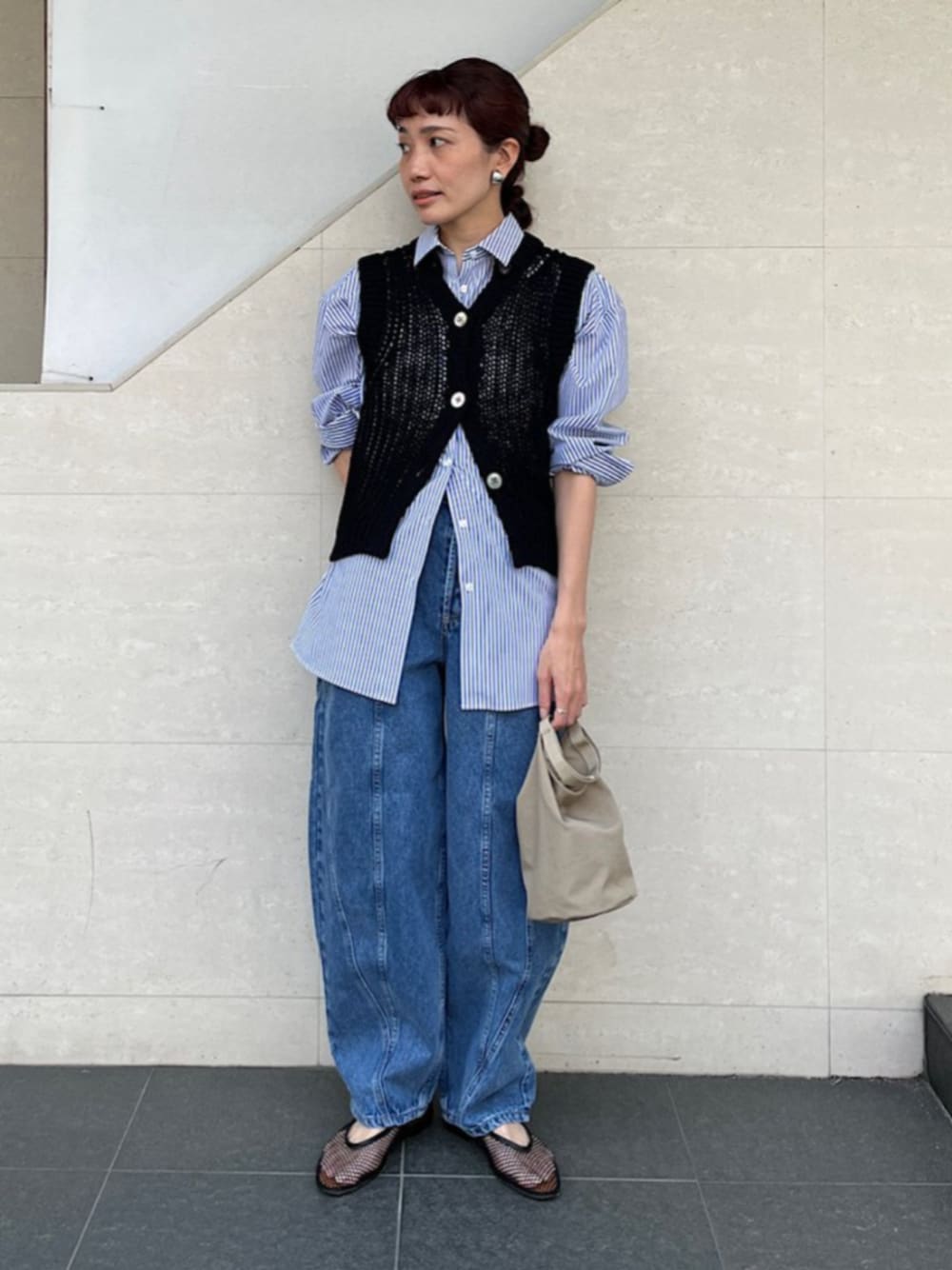 「SHIPS、SHIPS for women、シップス、シップス フォー ウィメン(SHIPS for women)、ストライプ、シャツ、ビッグシャツ、デニムパンツ、メリージェーン、カジュアルコーデ、春コーデ」｜「SHIPSのメッシュ メリージェーン フラット（その他シューズ、ブラック系）」を使った、本橋さん（レディース・154cm）の春コーディネートの1枚目の写真
