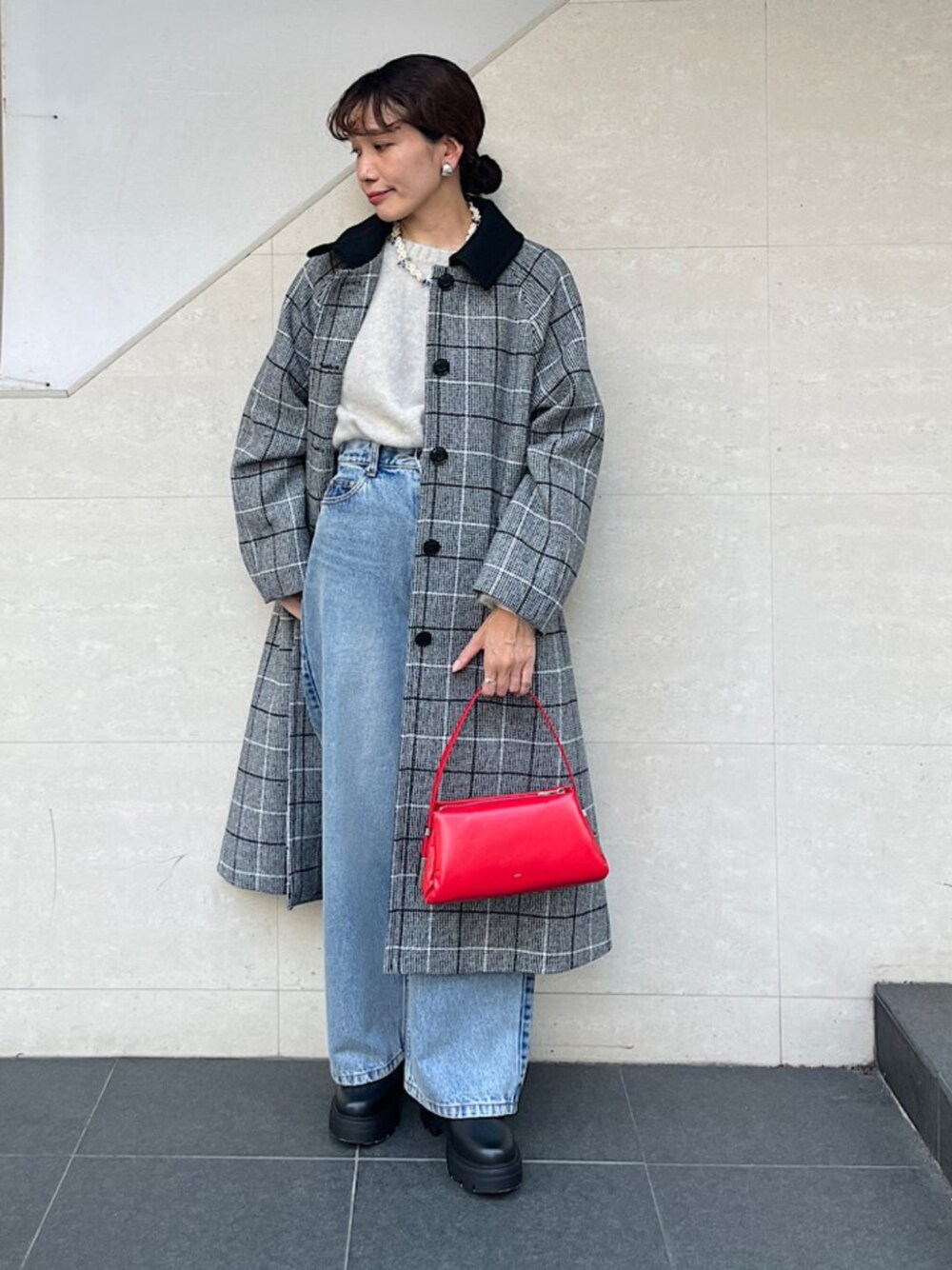 「冬アウター、チェック、チェックコート、デニムパンツ、シップス、SHIPS、SHIPS for women、ニット、オトナカジュアル、ロングコート」｜「FAEDAのFAEDA:サイドゴア ブーツ（ブーツ、ブラック系）」を使った、本橋さん（レディース・154cm）の冬コーディネートの1枚目の写真