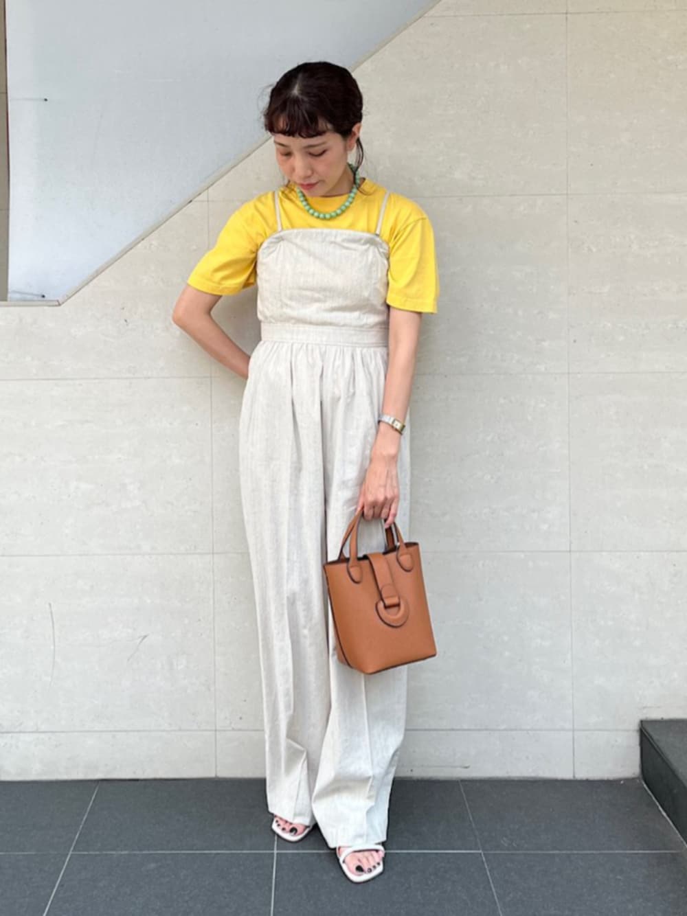 「SHIPS、SHIPS for women、シップス フォー ウィメン(SHIPS for women)、Tシャツ、サロペット、サロペットパンツ、プリントT」｜「Odubの【SHIPS別注】Odub:〈手洗い可能〉ロゴ プリント TEE（Tシャツ/カットソー、イエロー系）」を使った、本橋さん（レディース・154cm）の夏コーディネートの1枚目の写真
