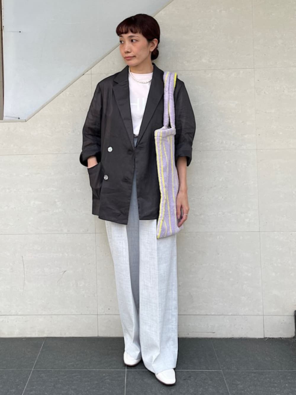 「SHIPS、SHIPS for women、シップス、シップス フォー ウィメン(SHIPS for women)、シアー、ジャケット、ロゴT、ワイドパンツ、パールネックレス、春コーデ」｜「SHIPSの淡水パールマンテルネックレス 40cm（ネックレス、ホワイト系）」を使った、本橋さん（レディース・154cm）の春コーディネートの1枚目の写真