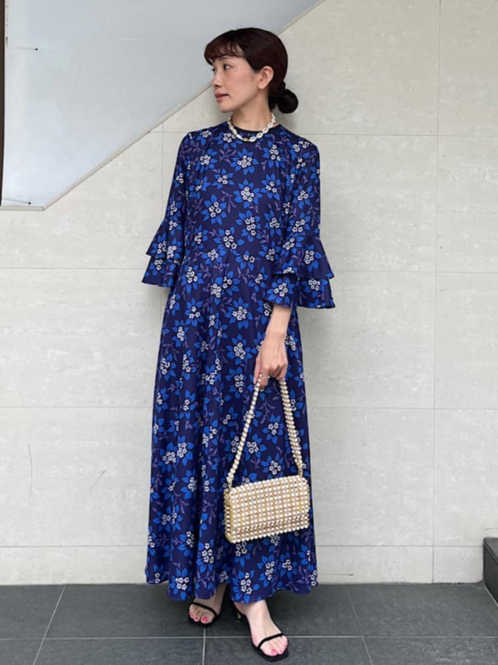 「SHIPS、SHIPS for women、シップス、シップス フォー ウィメン(SHIPS for women)、ワンピース、フラワープリント、フラワープリントワンピース、サンダル」｜「SHIPSのcarnaris:バー ストラップ サンダル（サンダル、ブラック系）」を使った、本橋さん（レディース・154cm）の春コーディネートの1枚目の写真