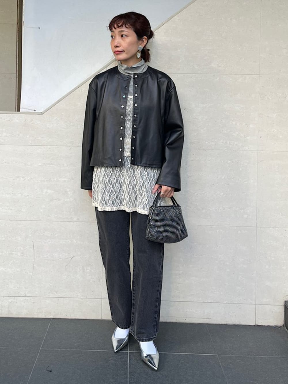 「SHIPS、SHIPS for women、シップス、シップス フォー ウィメン(SHIPS for women)、レザーブルゾン、タートルネック、ビジュー」｜「SHIPSのビジュー ポシェット（ショルダーバッグ、ブラック系）」を使った、本橋さん（レディース・154cm）の冬コーディネートの1枚目の写真