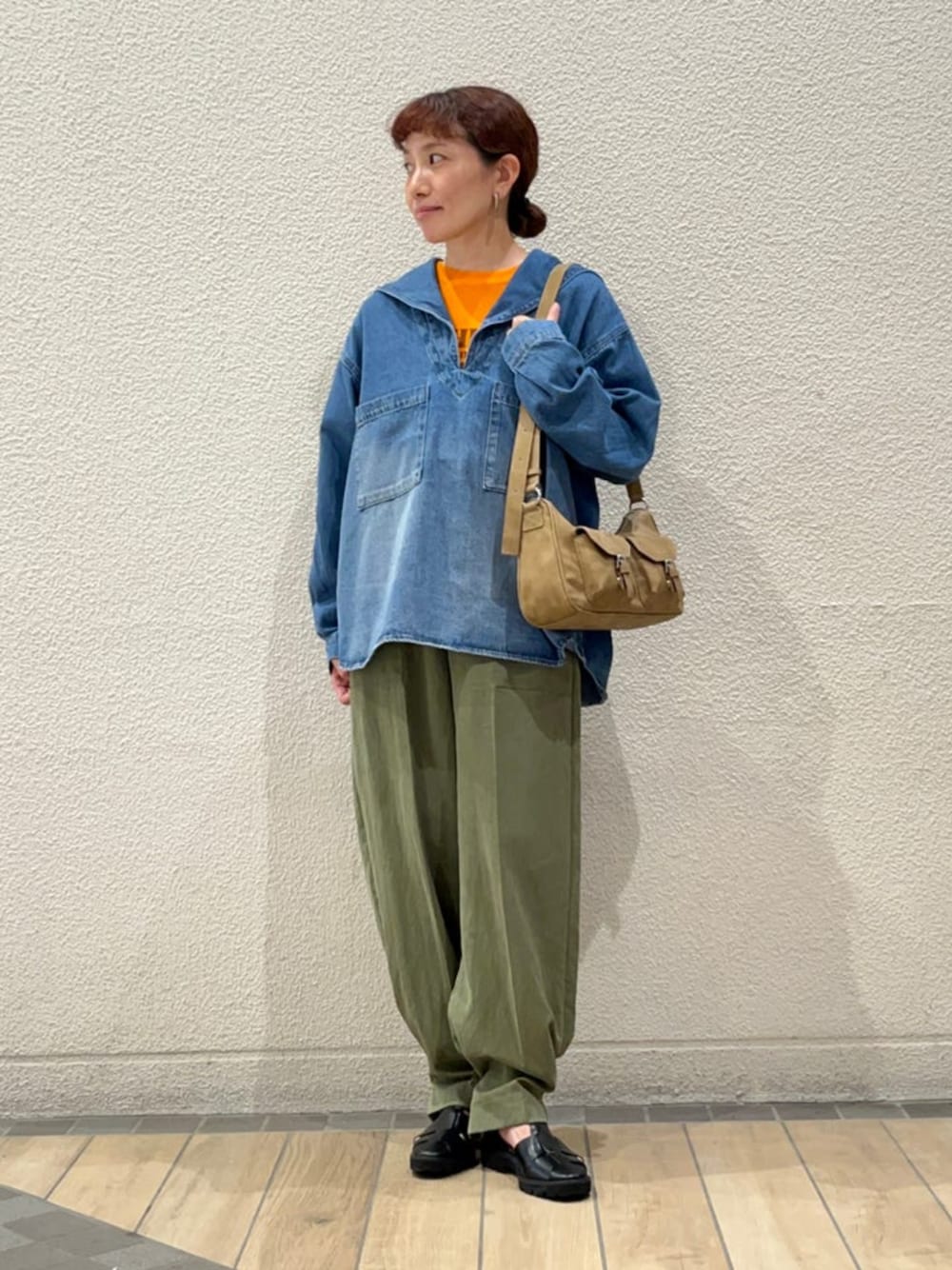 ブルー系のシャツ/ブラウス、オレンジ系のTシャツ/カットソー、グリーン系のその他パンツを着用したレディースの秋コーディネートの1枚目の写真