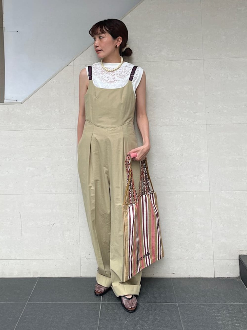 「SHIPS、SHIPS for women、シップス、シップス フォー ウィメン(SHIPS for women)、オーバーオール、オールインワン、夏コーデ、ノースリーブ、レース、サンダル、サロペット、トートバッグ、大人カジュアル」｜「SHIPSのメッシュ メリージェーン フラット（その他シューズ、ブラック系）」を使った、本橋さん（レディース・154cm）の夏コーディネートの1枚目の写真