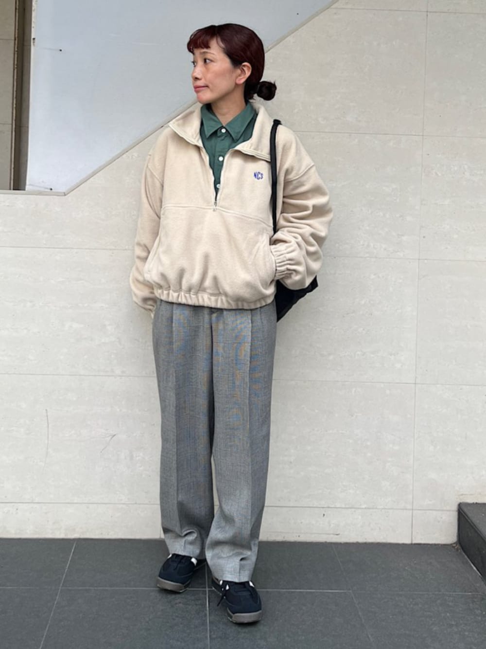 グリーン系のシャツ/ブラウス、グレー系のその他パンツ、ベージュ系のTシャツ/カットソーを着用したレディースの秋コーディネートの1枚目の写真