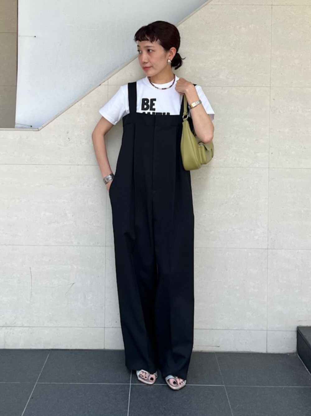 「SHIPS、SHIPS for women、シップス フォー ウィメン(SHIPS for women)、ロゴT、Tシャツ、サロペット、ハンドバッグ、サンダル」｜「SHIPSのNUCLE: LUE ◇（ショルダーバッグ、グリーン系）」を使った、本橋さん（レディース・154cm）の夏コーディネートの1枚目の写真