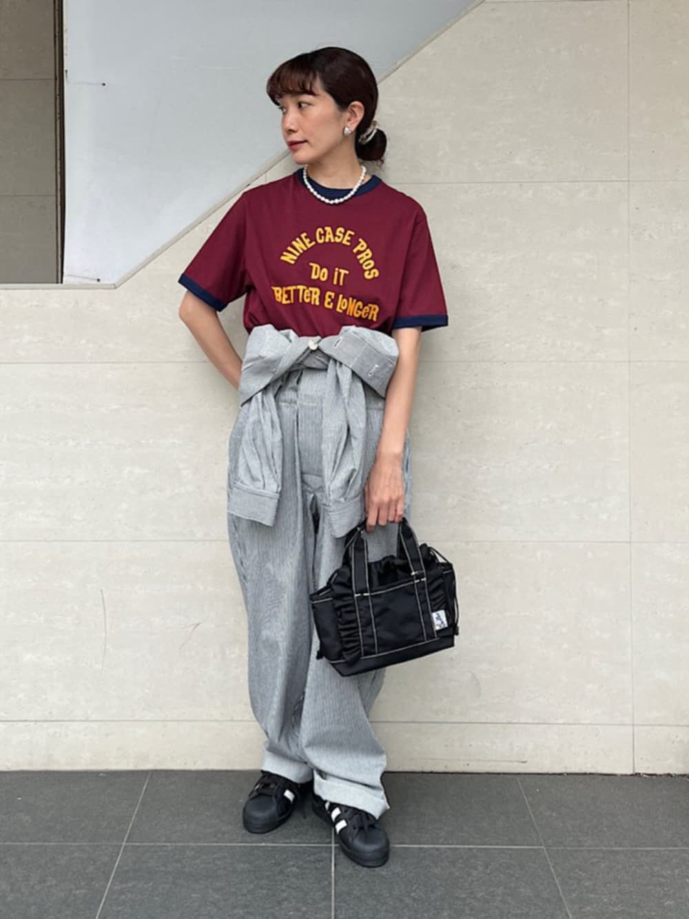 「SHIPS、SHIPS for women、シップス、シップス フォー ウィメン(SHIPS for women)、リンガーTシャツ、ジャンプスーツ、オールインワン、スニーカー、ミニトート」｜「SHIPSのSHIPS NINE CASE:〈洗濯機可能〉プリント リンガー TEE（Tシャツ/カットソー、レッド系）」を使った、本橋さん（レディース・154cm）の春コーディネートの1枚目の写真