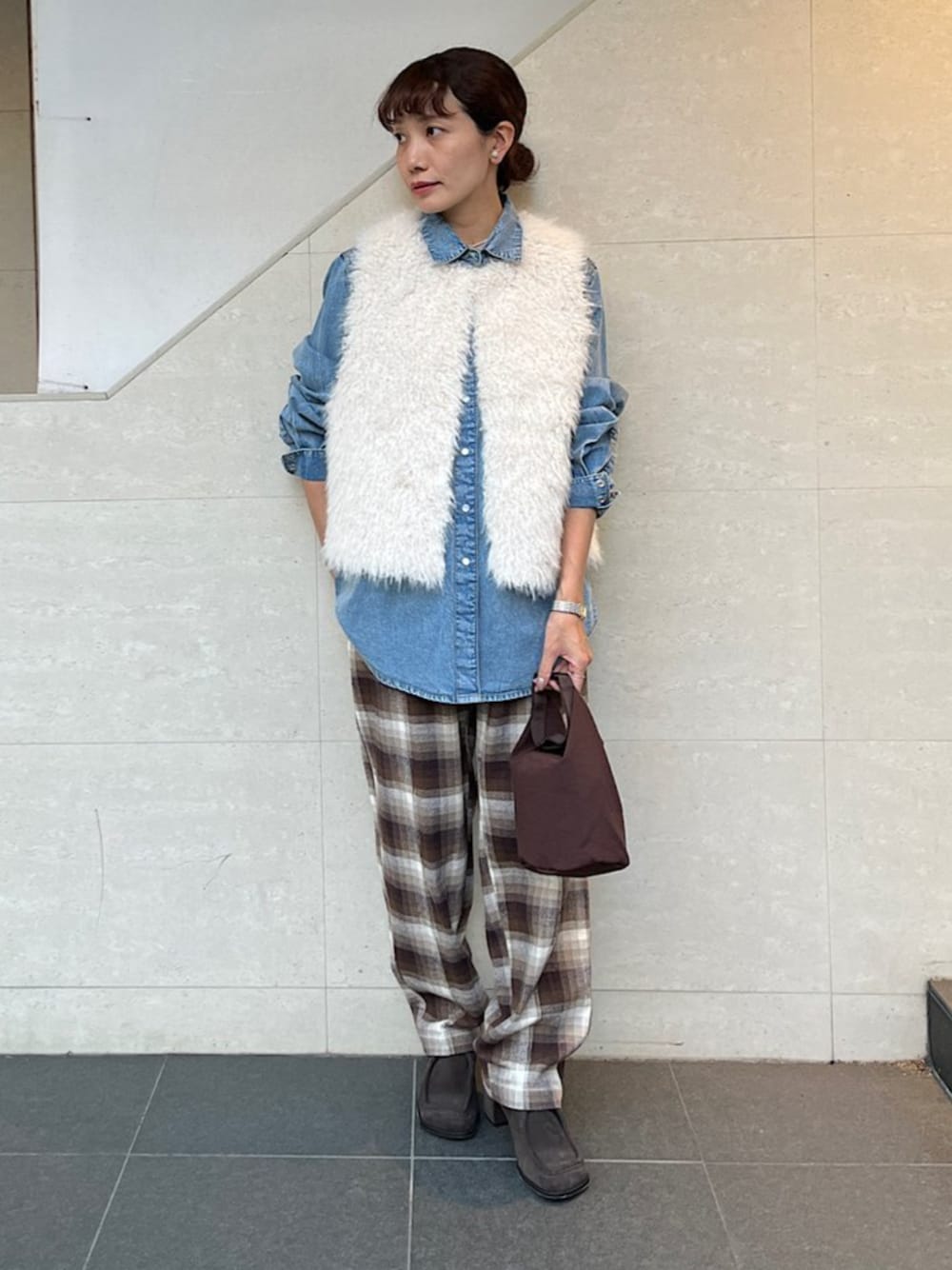 「SHIPS、ファー、ファーベスト、ファージレ、シャツ、デニムシャツ、SHIPS for women、シップス、冬コーデ、チェック、チェックパンツ、パンツスタイル」｜「SHIPSのROCKMOUNT:〈洗濯機可能〉デニム ウエスタン エンブロイダリー（シャツ/ブラウス、ブルー系）」を使った、本橋さん（レディース・154cm）の冬コーディネートの1枚目の写真