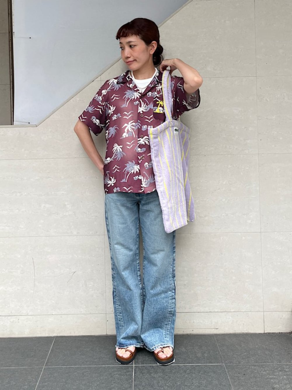 「SHIPS、SHIPS for women、シップス、シップス フォー ウィメン(SHIPS for women)、デニムパンツ、upperhights、サンダル、夏コーデ」｜「SHIPSのTストラップ サンダル ◇（サンダル、イエロー系）」を使った、本橋さん（レディース・154cm）の夏コーディネートの1枚目の写真