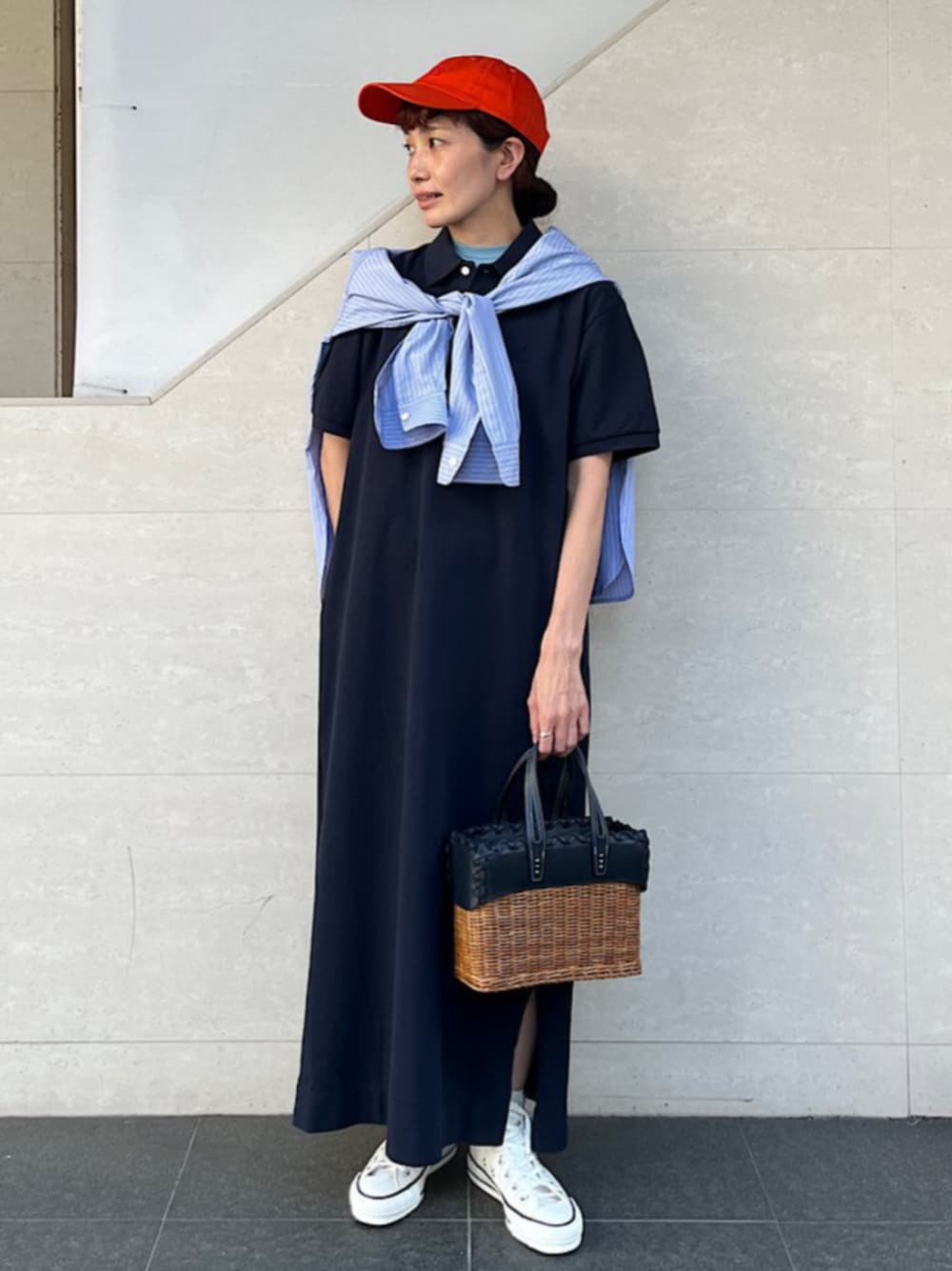 「SHIPS、SHIPS for women、シップス、シップス フォー ウィメン(SHIPS for women)、ポロワンピース、ワンピース、キャップ、カジュアルコーデ」｜「A VACATIONの【SHIPS別注】A VACATION: 50th ANNIV RATTAN S（かごバッグ、ブルー系）」を使った、本橋さん（レディース・154cm）の春コーディネートの1枚目の写真