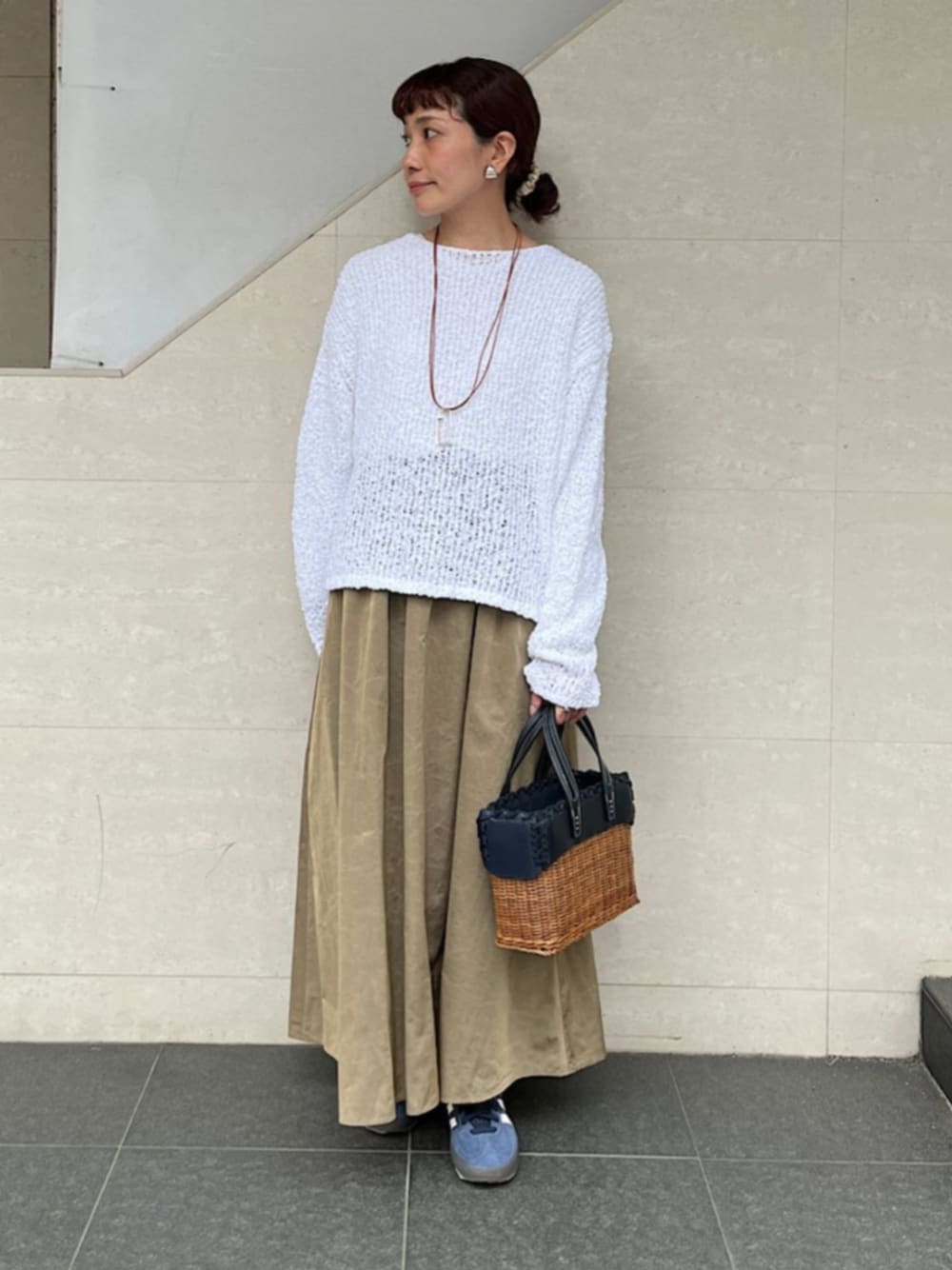 「SHIPS、SHIPS for women、シップス、シップス フォー ウィメン(SHIPS for women)、春ニット、ギャザースカート、スニーカー、かごバッグ」｜「SHIPSの〈洗濯機可能〉LIMONTA EAST ビンテージ タフタ ギャザー スカート（スカート、ベージュ系）」を使った、本橋さん（レディース・154cm）の春コーディネートの1枚目の写真