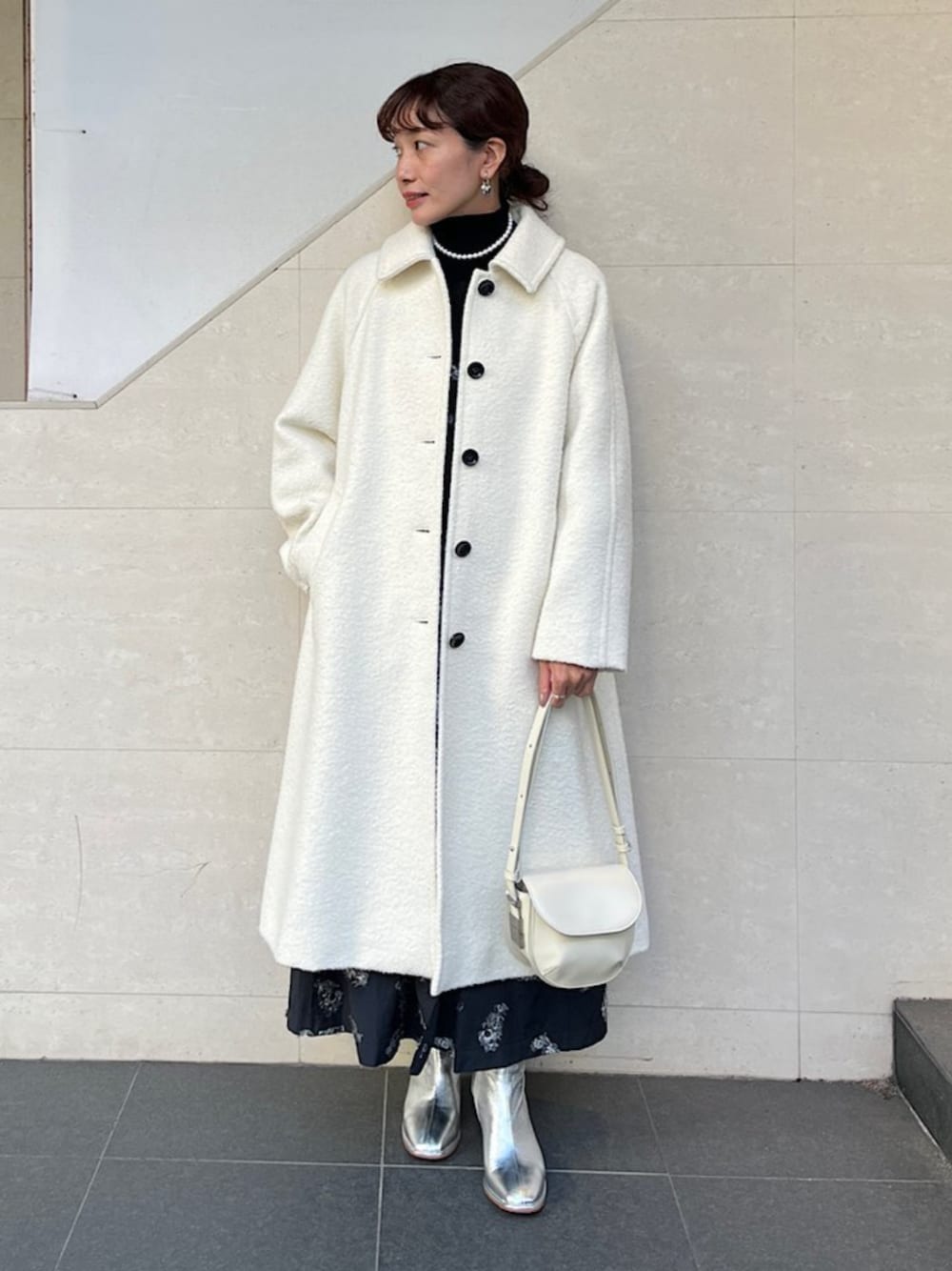 「冬コーデ、ロングコート、ホワイトコーデ、コート、冬アウター、SHIPS、SHIPS for women、シップス、シルバー、ワンピース、花柄ワンピース」｜「SHIPSのBAUM UND PFERDGARTEN:〈洗濯機可能〉フラワー ジャカード ワンピース（ワンピース、ブラック系）」を使った、本橋さん（レディース・154cm）の冬コーディネートの1枚目の写真