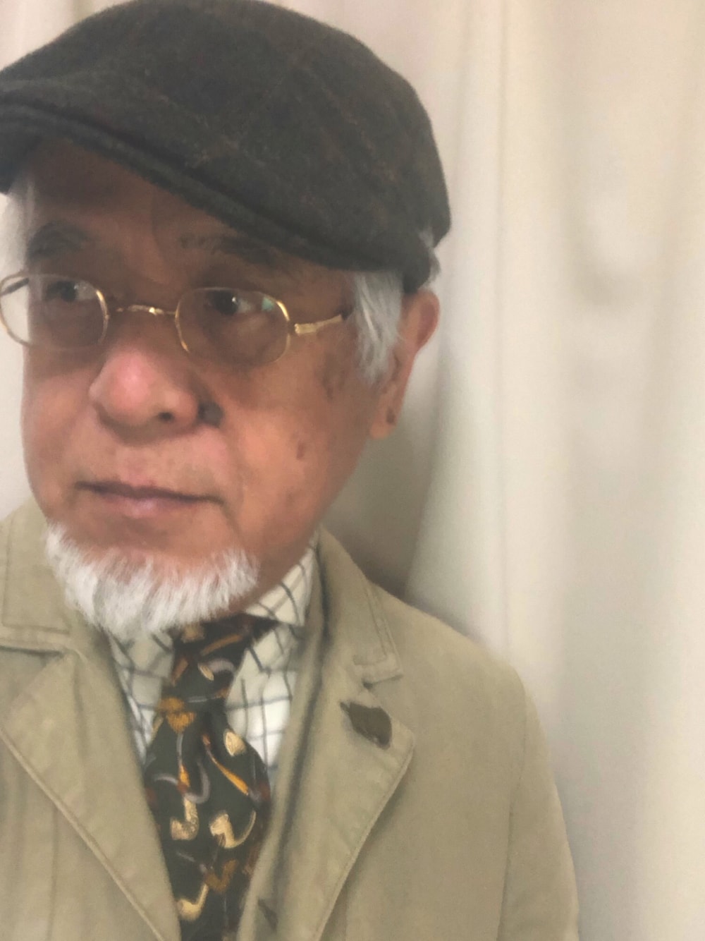 「ハンチング、丸めがね、タッターソール、クレストタイ、オッドベスト、ビクトリアンジャケット、大人カジュアル、休日スタイル、おしゃれさんと繋がりたい、古希スタイル」｜「KOREAのアイテム（ハンチング/ベレー帽、グリーン系）」を使った、しまうまおじさんさん（メンズ・165cm）の秋コーディネートの1枚目の写真