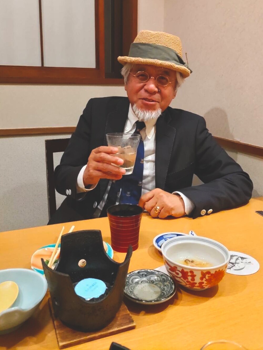 「ハット、丸めがね、クレストタイ、ボタンダウンシャツ、タッターソール、ブレザースタイル、トラッド、大人コーデ、おしゃれさんと繋がりたい、古希スタイル」｜「カワムラ帽子店のアイテム（ハット、ベージュ系）」を使った、しまうまおじさんさん（メンズ・165cm）の夏コーディネートの1枚目の写真