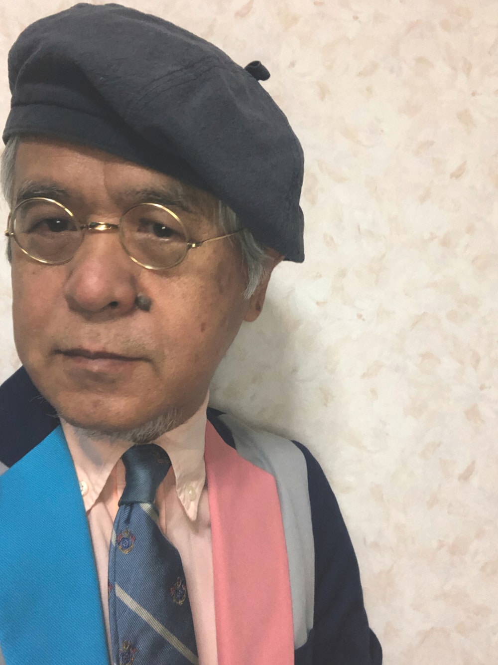 「ベレー帽、秋のコーデ、大人カジュアル、休日スタイル、ボタンダウンシャツ、きれいめカジュアル、おしゃれさんと繋がりたい、にらめっこーで、ロイヤルクレストタイ、古希スタイル、丸めがね」｜「mature ha.のアイテム（ハンチング/ベレー帽、ブルー系）」を使った、しまうまおじさんさん（メンズ・165cm）の秋コーディネートの1枚目の写真