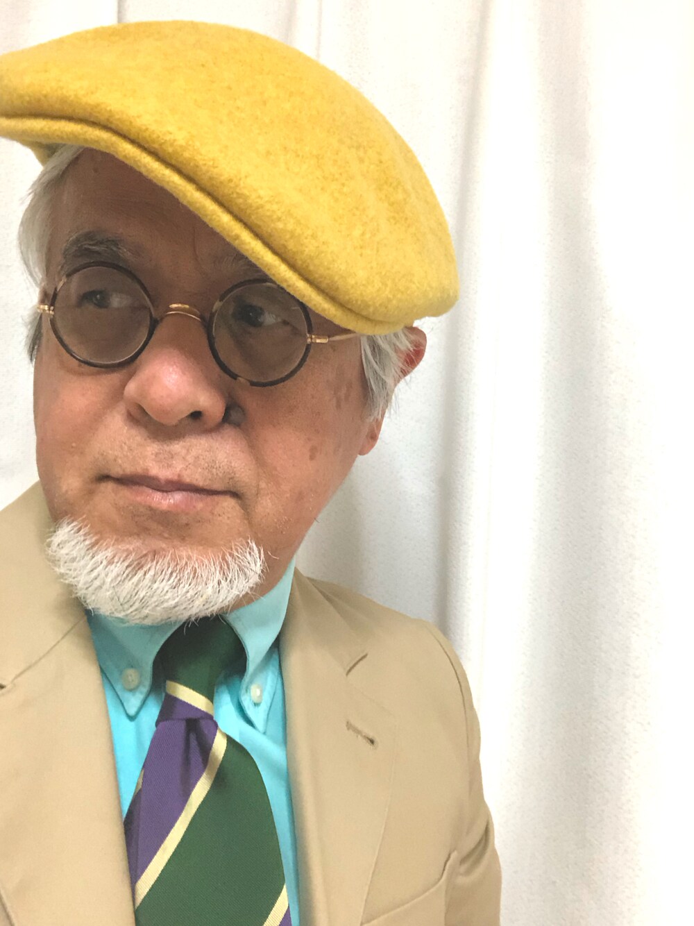 「ハンチング、丸めがね、ボタンダウンシャツ、レジメンタルストライプ、トラッド、大人カジュアル、おしゃれさんと繋がりたい、古希スタイル、休日スタイル」｜「KANGOLのアイテム（ハンチング/ベレー帽、イエロー系）」を使った、しまうまおじさんさん（メンズ・165cm）の春コーディネートの1枚目の写真
