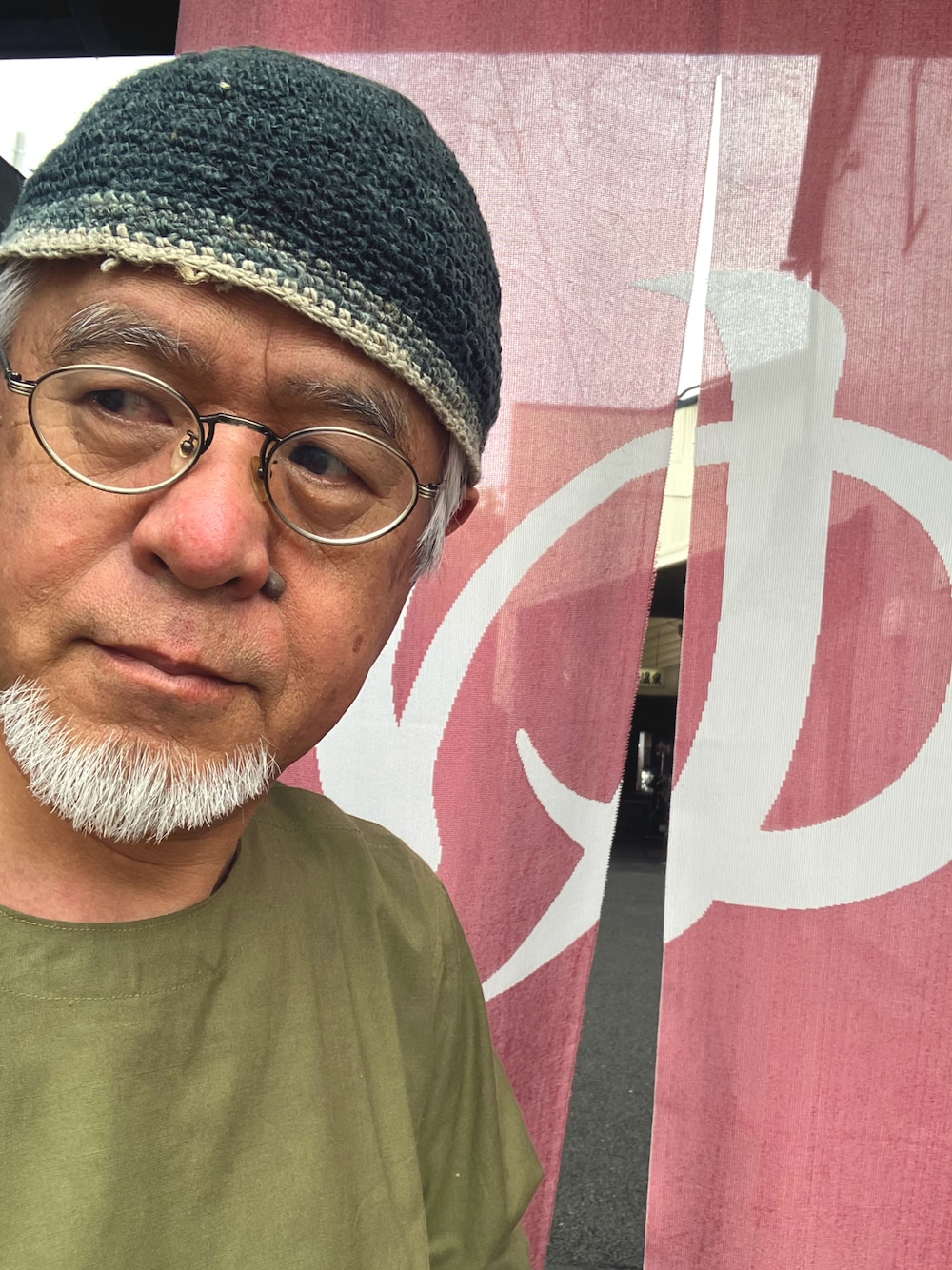 「藍染キャップ、丸めがね、ミリタリーシャツ、休日スタイル、大人カジュアル、おしゃれさんと繋がりたい、古希スタイル、イケオジコーデ、枯れ専コーデ、ヒゲおじコーデ、しまうまスタイル」｜「anytyaのアイテム（ニットキャップ/ビーニー、グリーン系）」を使った、しまうまおじさんさん（メンズ・165cm）の夏コーディネートの1枚目の写真