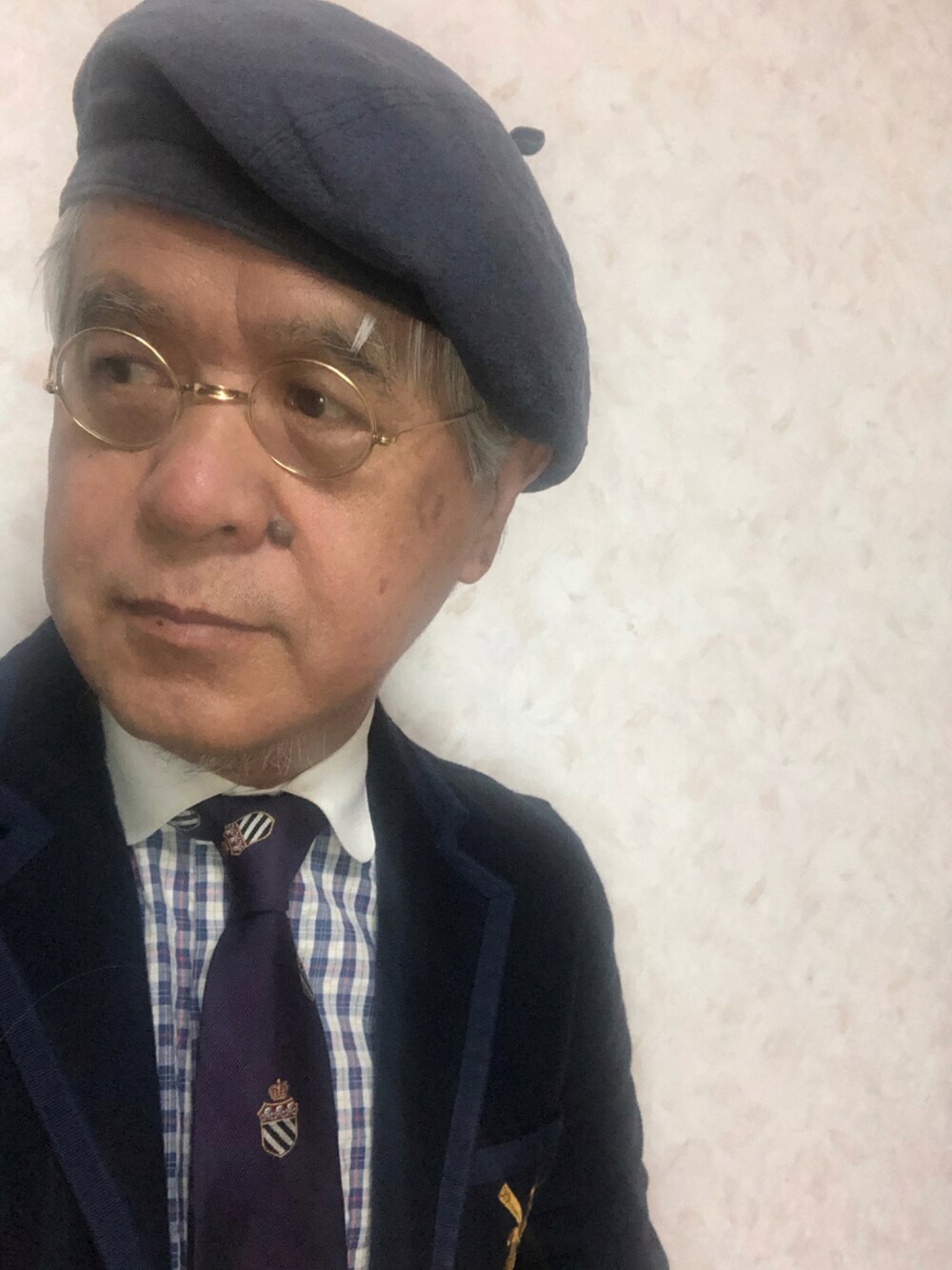 「ベレー帽、丸めがね、クレリックシャツ、クレストタイ、クラブジャケット、夏コーデ、休日スタイル、大人コーデ、おしゃれさんと繋がりたい、古希スタイル」｜「mature ha.のアイテム（ハンチング/ベレー帽、ブルー系）」を使った、しまうまおじさんさん（メンズ・165cm）の夏コーディネートの1枚目の写真