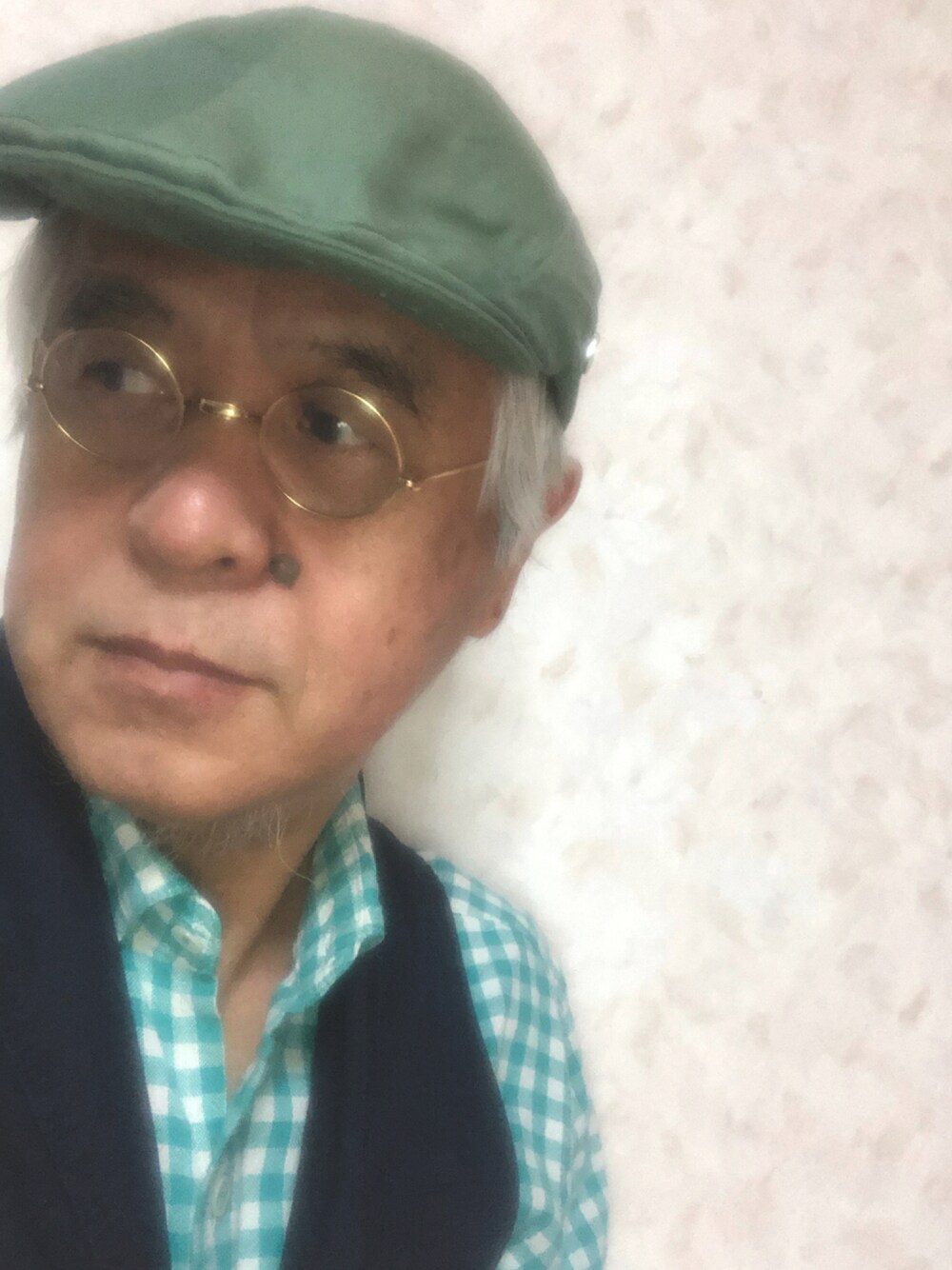 「ハンチング、丸めがね、ギンガムチェックシャツ、藍染ベスト、夏コーデ、休日スタイル、大人カジュアル、おしゃれさんと繋がりたい、古希スタイル」｜「麻倉ギャラリーのアイテム（ハンチング/ベレー帽、グリーン系）」を使った、しまうまおじさんさん（メンズ・165cm）の夏コーディネートの1枚目の写真