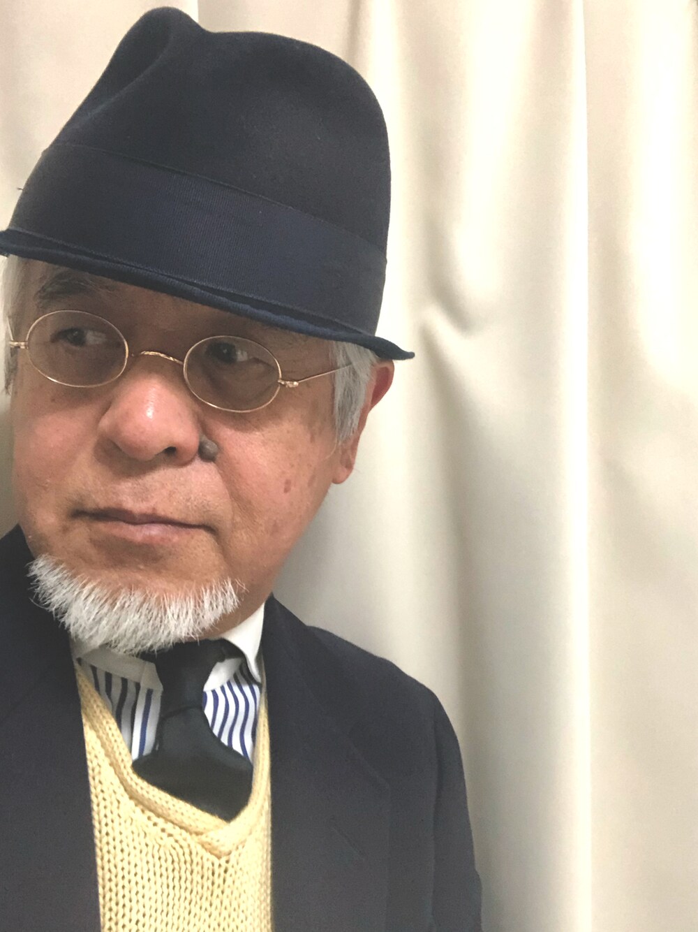 「ハット、丸めがね、クレリックシャツ、ニットベスト、ブレザースタイル、トラッド、大人コーデ、おしゃれさんと繋がりたい、古希スタイル」｜「CHRISTY'Sのアイテム（ハット、ブルー系）」を使った、しまうまおじさんさん（メンズ・165cm）の春コーディネートの1枚目の写真