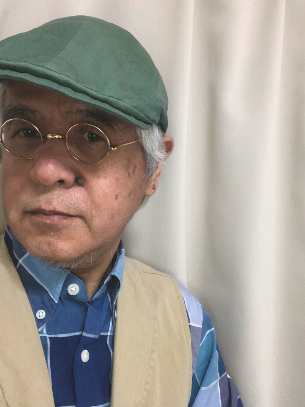 「ハンチング、丸めがね、ボタンダウンシャツ、オッドベスト、夏コーデ、休日スタイル、大人カジュアル、おしゃれさんと繋がりたい、古希スタイル」｜「麻倉ギャラリーのアイテム（ハンチング/ベレー帽、グリーン系）」を使った、しまうまおじさんさん（メンズ・165cm）の夏コーディネートの1枚目の写真