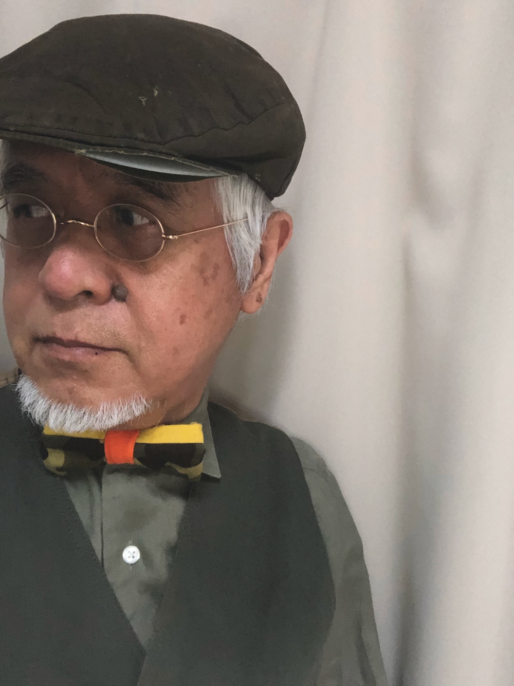 「ワックスドコットンハンチング、丸めがね、蝶ネクタイ、リネンシャツ、オッドベスト、休日スタイル、大人カジュアル、おしゃれさんと繋がりたい、古希スタイル」｜「CHRISTY'Sのアイテム（ハンチング/ベレー帽、グリーン系）」を使った、しまうまおじさんさん（メンズ・165cm）の秋コーディネートの1枚目の写真