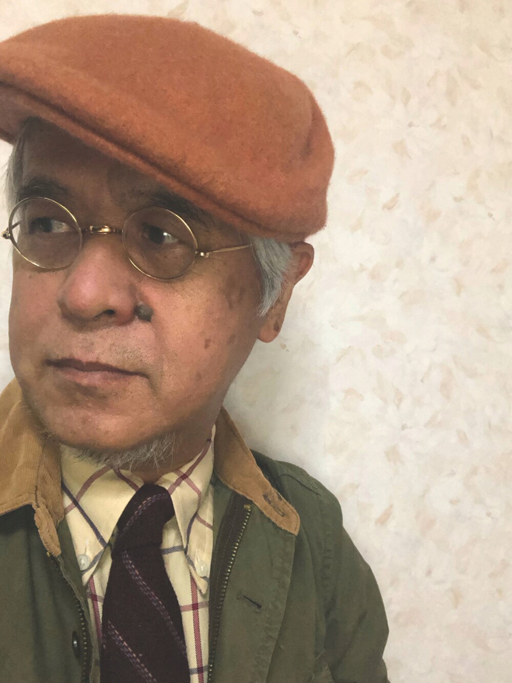「ニットタイ、カバーオール、大人カジュアル、休日スタイル、ハンチング、おしゃれさんと繋がりたい、タッタソールシャツ、古希スタイル、丸めがね」｜「CHAINAのアイテム（ハンチング/ベレー帽、オレンジ系）」を使った、しまうまおじさんさん（メンズ・165cm）の秋コーディネートの1枚目の写真