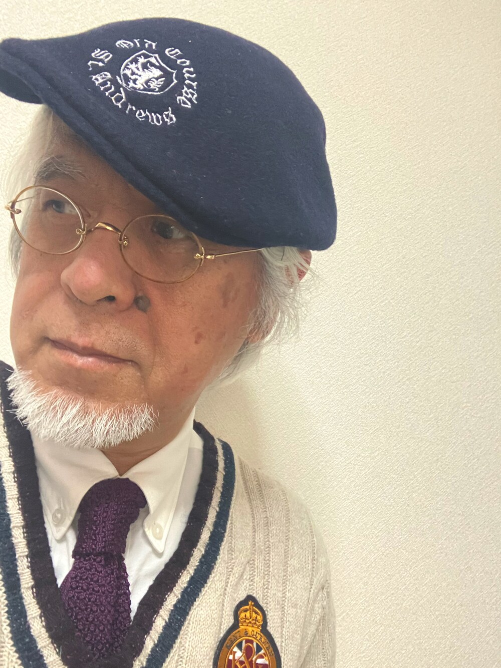 「ハンチング、丸めがね、ニットタイ、チルデンニット、トラッド、休日スタイル、大人カジュアル、おしゃれさんと繋がりたい、古希スタイル、ボタンダウンシャツ、枯れ専コーデ、イケオジコーデ、しまうまスタイル、ヒゲおじコーデ」｜「英国ビンテージのアイテム（メガネ、ゴールド系）」を使った、しまうまおじさんさん（メンズ・165cm）の春コーディネートの1枚目の写真