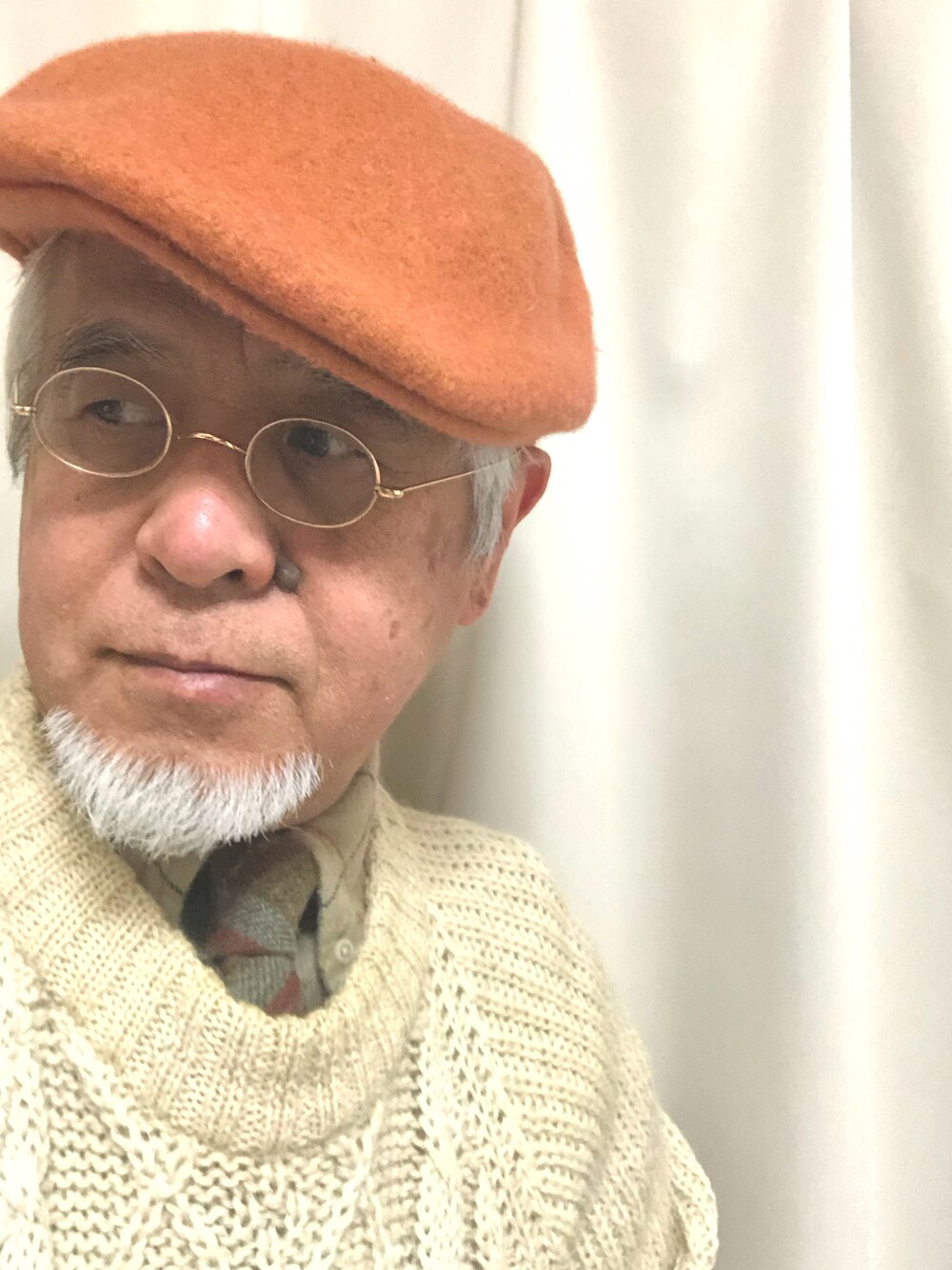 「ハンチング、丸めがね、ウールタイ、ボタンダウンシャツ、アラン編みニット、休日スタイル、大人カジュアル、おしゃれさんと繋がりたい、古希スタイル」｜「CHINAのアイテム（ハンチング/ベレー帽、オレンジ系）」を使った、しまうまおじさんさん（メンズ・165cm）の冬コーディネートの1枚目の写真