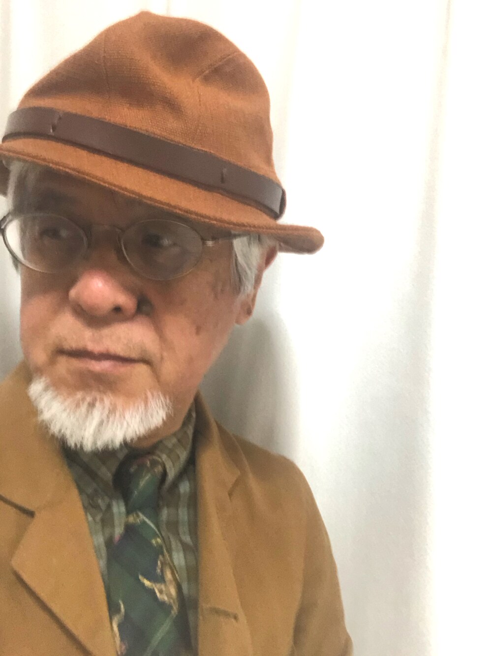 「ハット、丸めがね、ボタンダウンシャツ、タータンチェック、クレストタイ、カバーオールジャケット、休日スタイル、大人カジュアル、おしゃれさんと繋がりたい、古希スタイル」｜「アキラクラフトのアイテム（ハット、ブラウン系）」を使った、しまうまおじさんさん（メンズ・165cm）の秋コーディネートの1枚目の写真