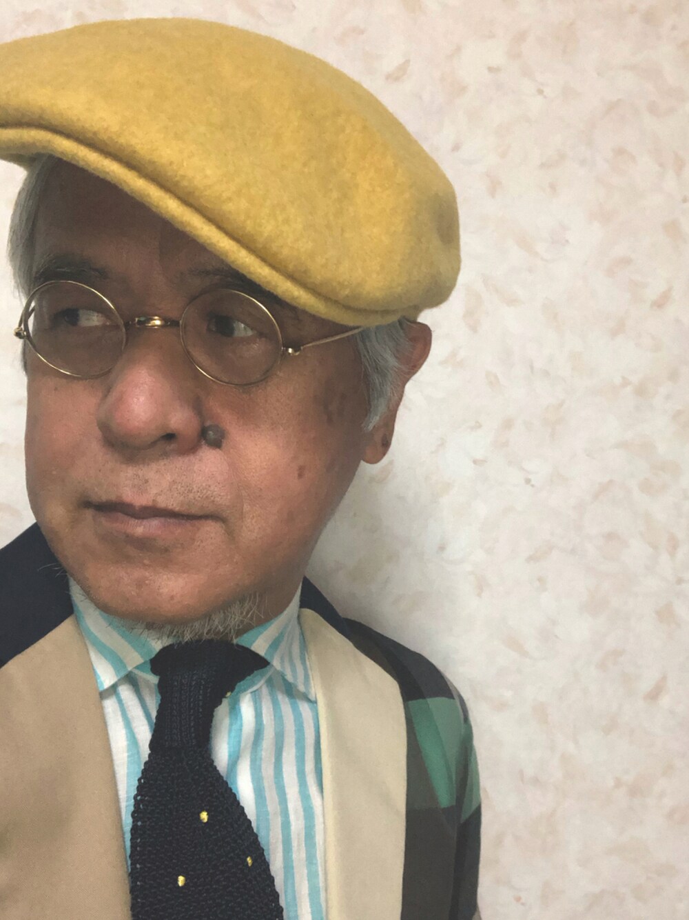 「秋のコーデ、ニットタイ、大人カジュアル、休日スタイル、ハンチング、ロンドンストライプ、おしゃれさんと繋がりたい、にらめっこーで、古希スタイル、丸めがね」｜「LACOSTEのアイテム（ハンチング/ベレー帽、イエロー系）」を使った、しまうまおじさんさん（メンズ・165cm）の秋コーディネートの1枚目の写真
