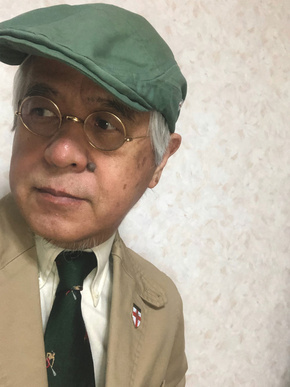 「ハンチング、丸めがね、ボタンダウンシャツ、クレストタイ、カバーオール、夏コーデ、休日スタイル、大人コーデ、おしゃれさんと繋がりたい、古希スタイル」｜「麻倉ギャラリーのアイテム（ハンチング/ベレー帽、グリーン系）」を使った、しまうまおじさんさん（メンズ・165cm）の夏コーディネートの1枚目の写真