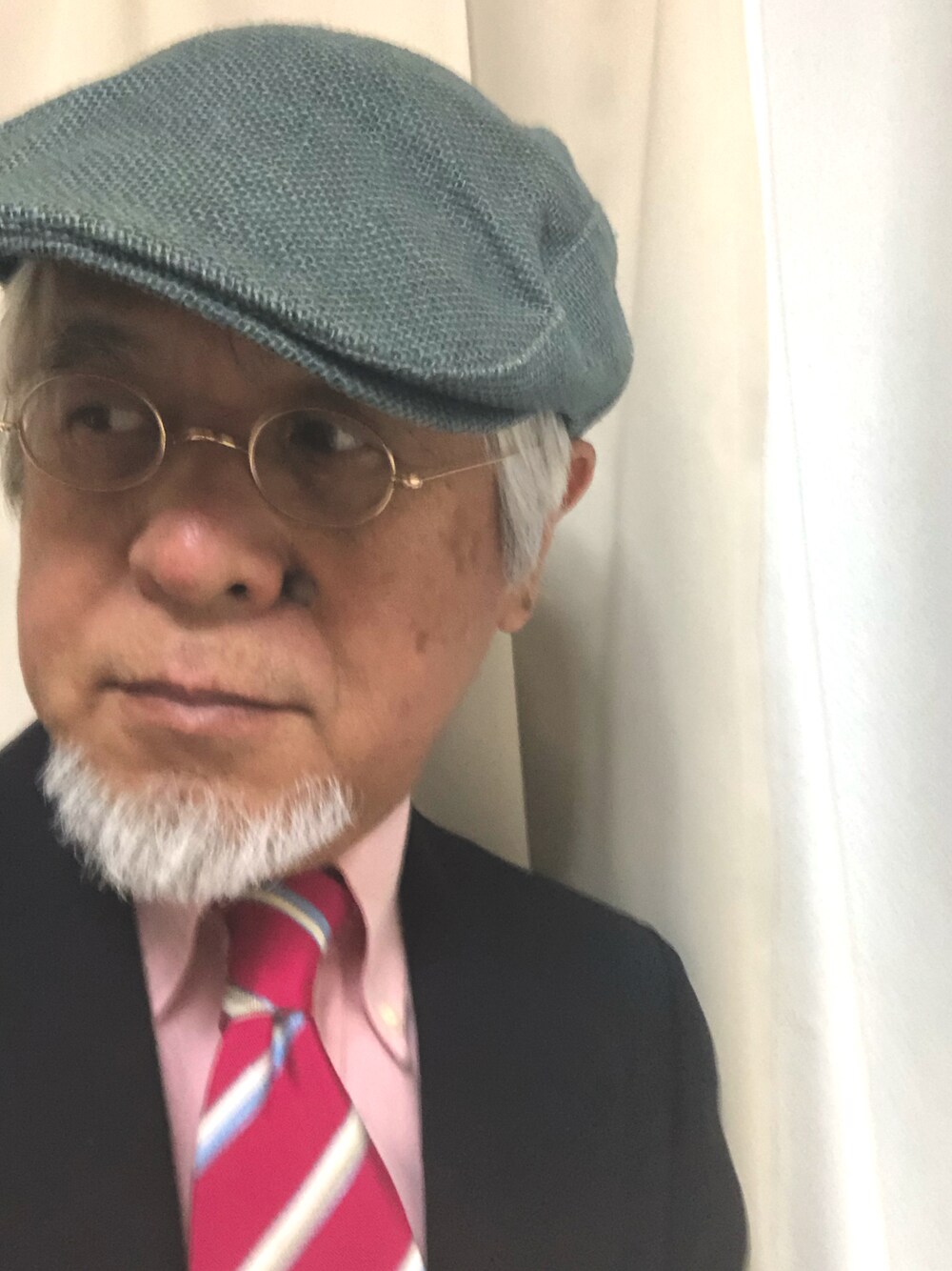 「ハンチング、丸めがね、ボタンダウンシャツ、レジメンタルストライプ、トラッド、休日スタイル、大人コーデ、おしゃれさんと繋がりたい、古希スタイル」｜「KOREAのアイテム（ハンチング/ベレー帽、ブルー系）」を使った、しまうまおじさんさん（メンズ・165cm）の秋コーディネートの1枚目の写真