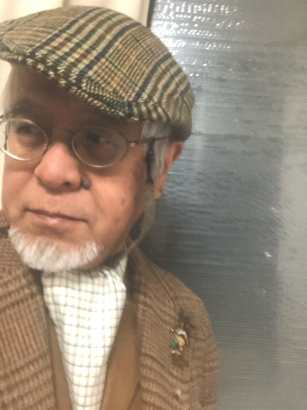 「ハンチング、丸めがね、アスコットシャツ、キャメルジャケット、休日スタイル、大人カジュアル、おしゃれさんと繋がりたい、古希スタイル」｜「ブレイズオブサビルロウのアイテム（ハンチング/ベレー帽、グリーン系）」を使った、しまうまおじさんさん（メンズ・165cm）の冬コーディネートの1枚目の写真